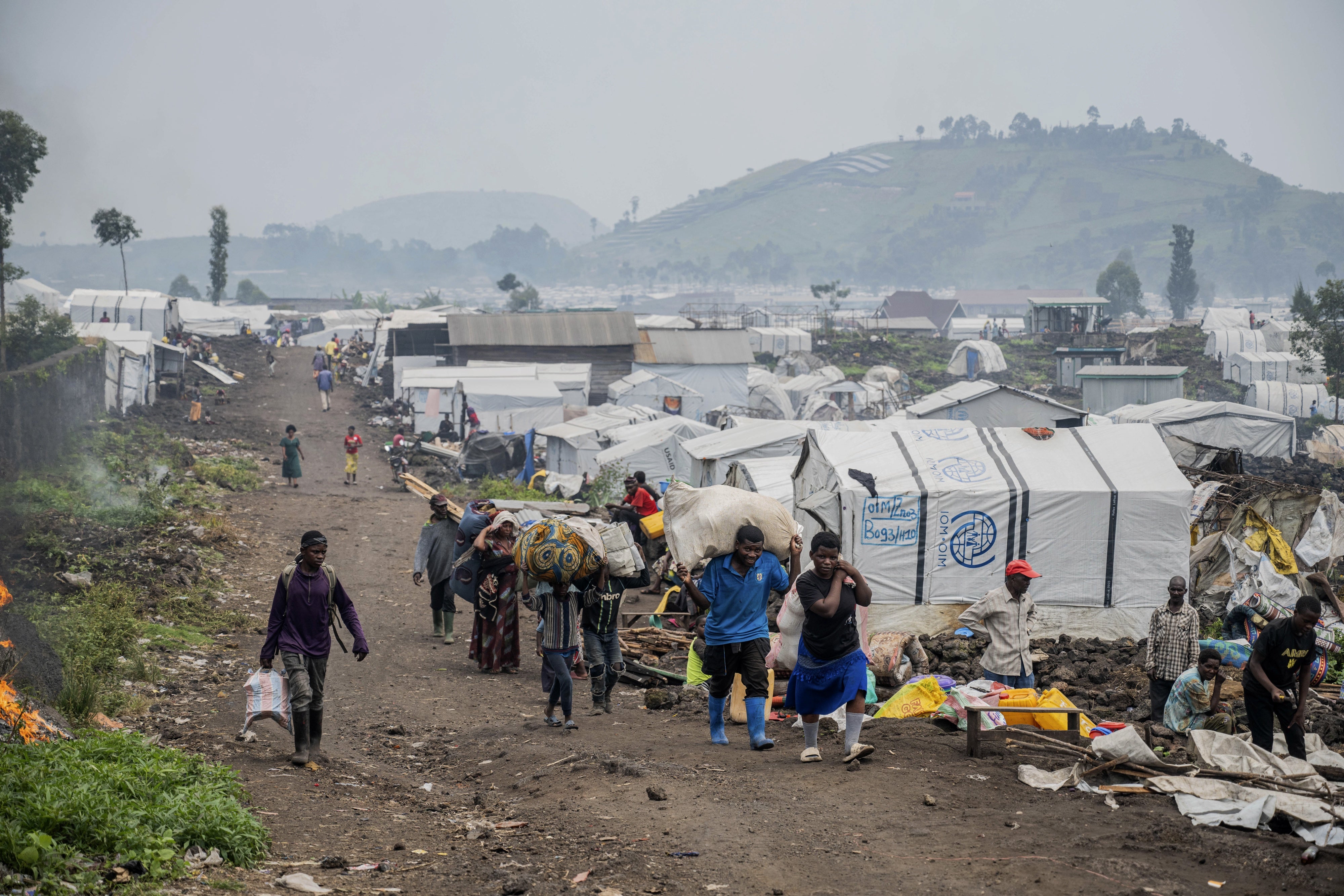 Menschen, die durch die Kämpfe zwischen der bewaffneten Gruppe M23 und den kongolesischen Regierungstruppen vertrieben wurden, verlassen ihr Lager auf Anordnung der M23 in Goma, Demokratische Republik Kongo, 11. Februar 2025.