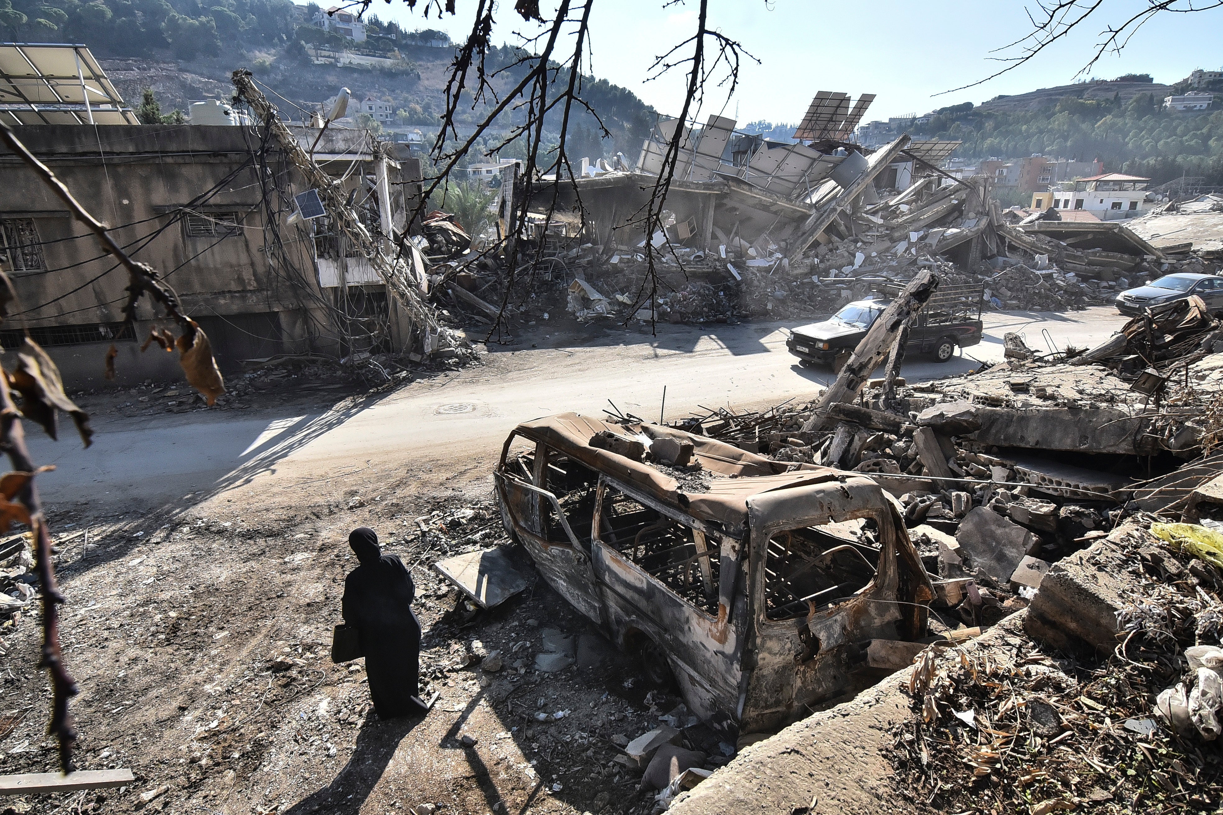 Une habitante de Nabatieh, dans le sud du Liban, revenue dans cette ville qu’elle avait fuie lors de frappes israéliennes, photographiée parmi les décombres le 30 novembre 2024, trois jours après le début d'un accord de cessez-le-feu conclu entre Israël et le Hezbollah. 