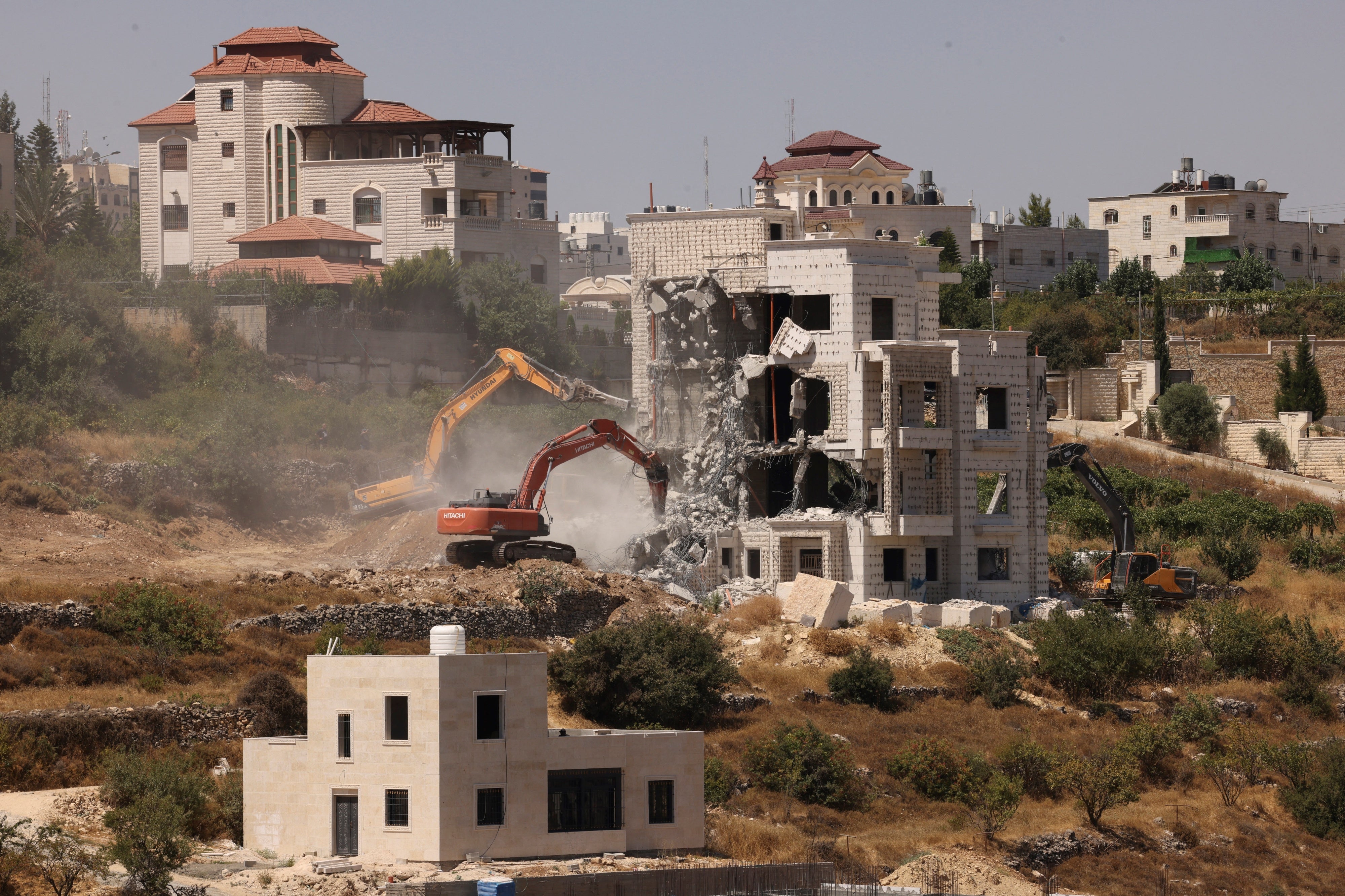 السلطات الإسرائيلية تهدم منزلا فلسطينيا قيد الإنشاء في مدينة الخليل بالضفة الغربية المحتلة، 25 يوليو/تموز 2024.