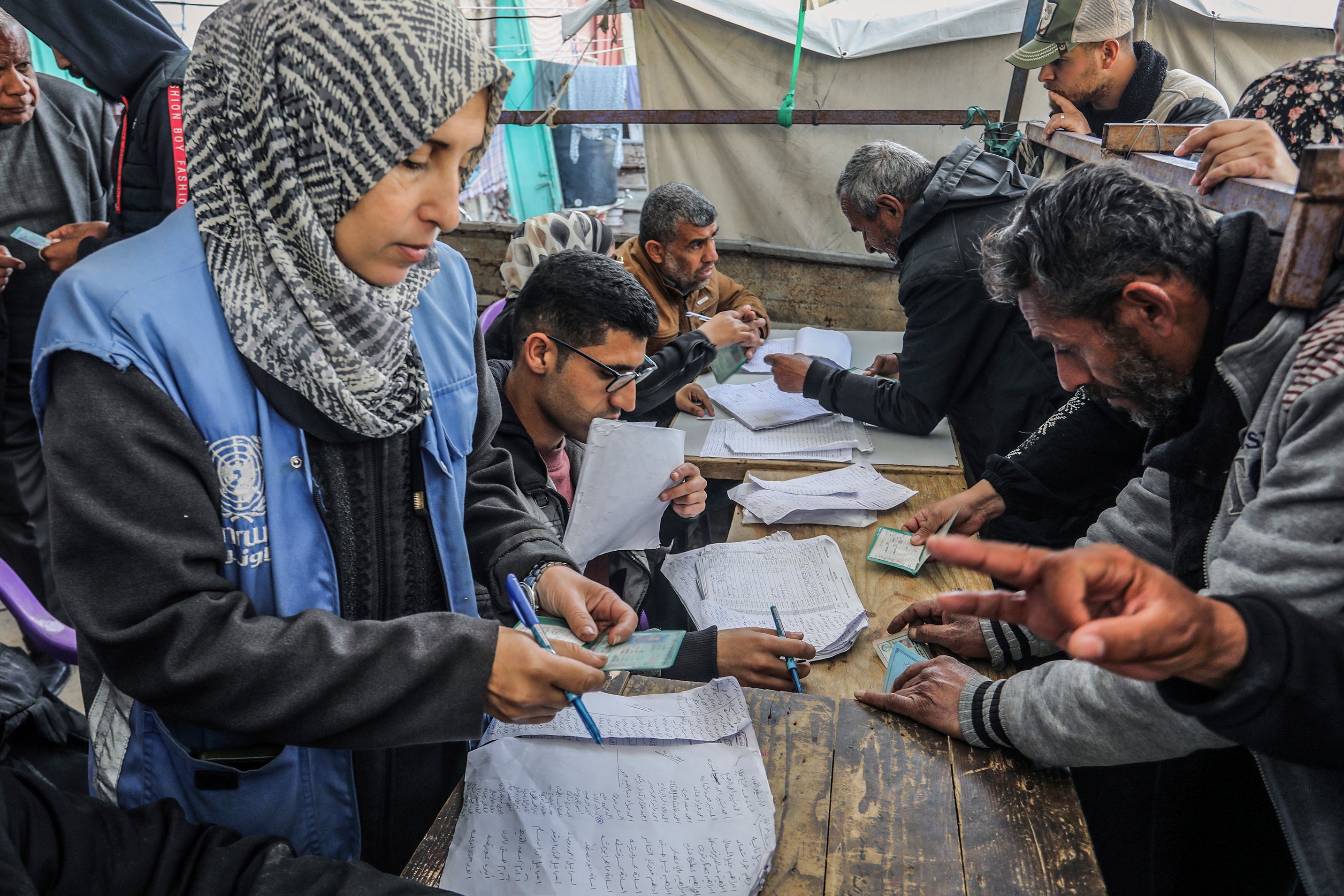 Palästinenser*innen erhalten humanitäre Hilfe vom Hilfswerk der Vereinten Nationen für Palästina-Flüchtlinge im Nahen Osten (UNRWA) in Khan Younis, Gaza, 5. Februar 2025.