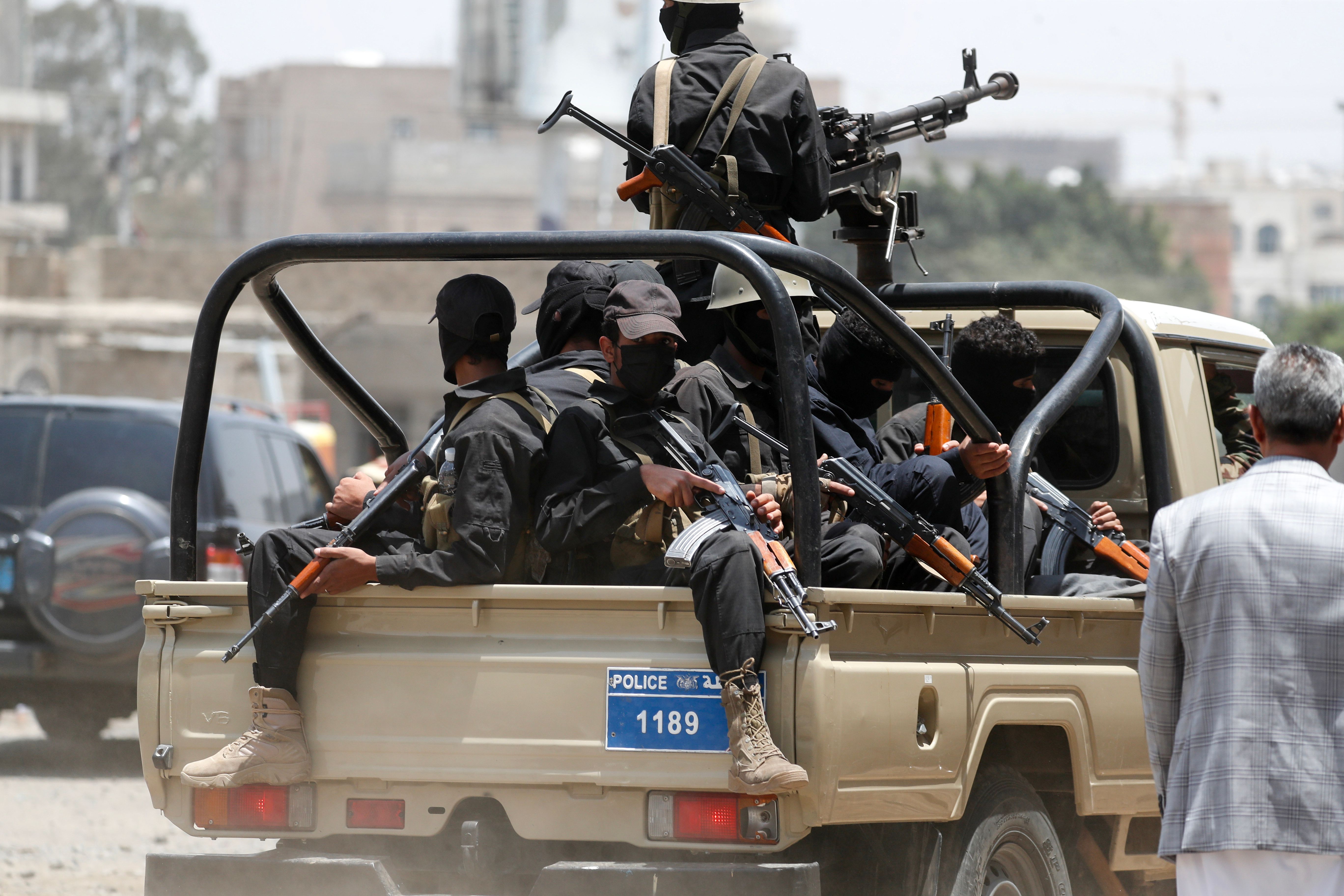 جنود يمنيون موالين للحوثيين يستقلون شاحنة أثناء قيامهم بدوريات في صنعاء، اليمن ، 27 آب/أغسطس 2023.   