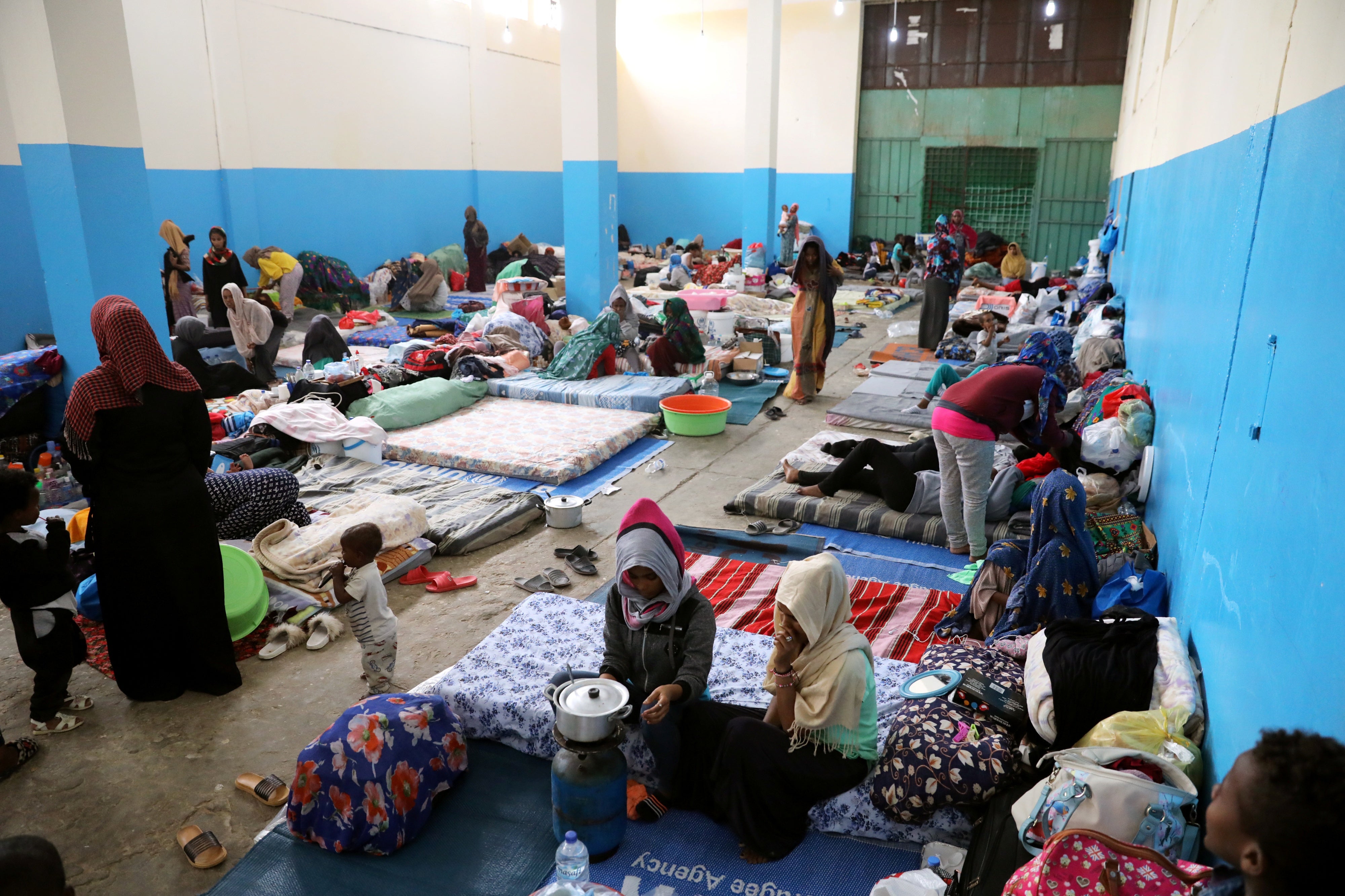 Donne e bambini nel centro di detenzione di al-Nasr a Zawiya, Libia, 26 aprile 2019. 