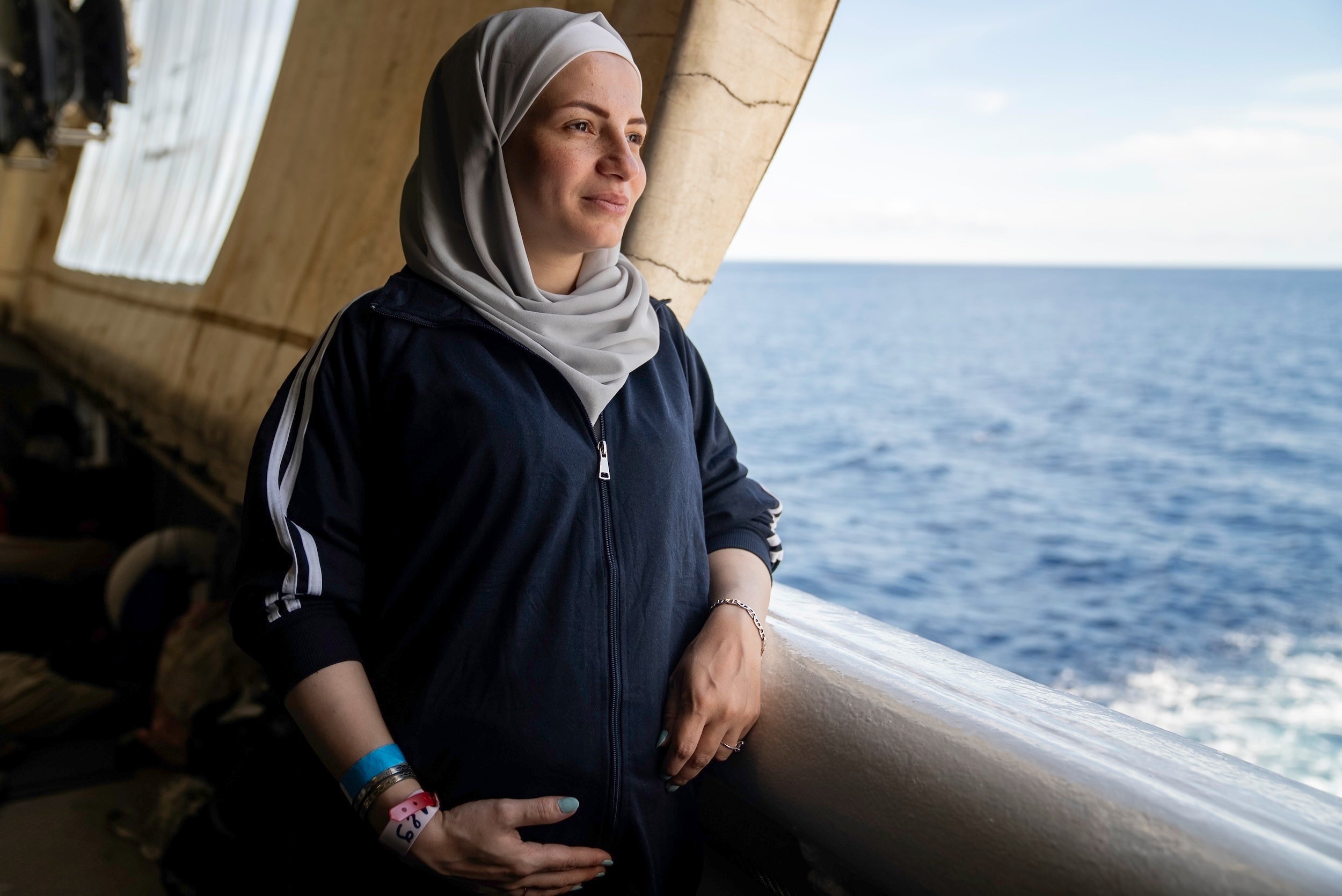 Une femme syrienne, enceinte de sept mois, contemplait la Méditerranée depuis la poupe du Geo Barents, le 20 septembre 2024. 