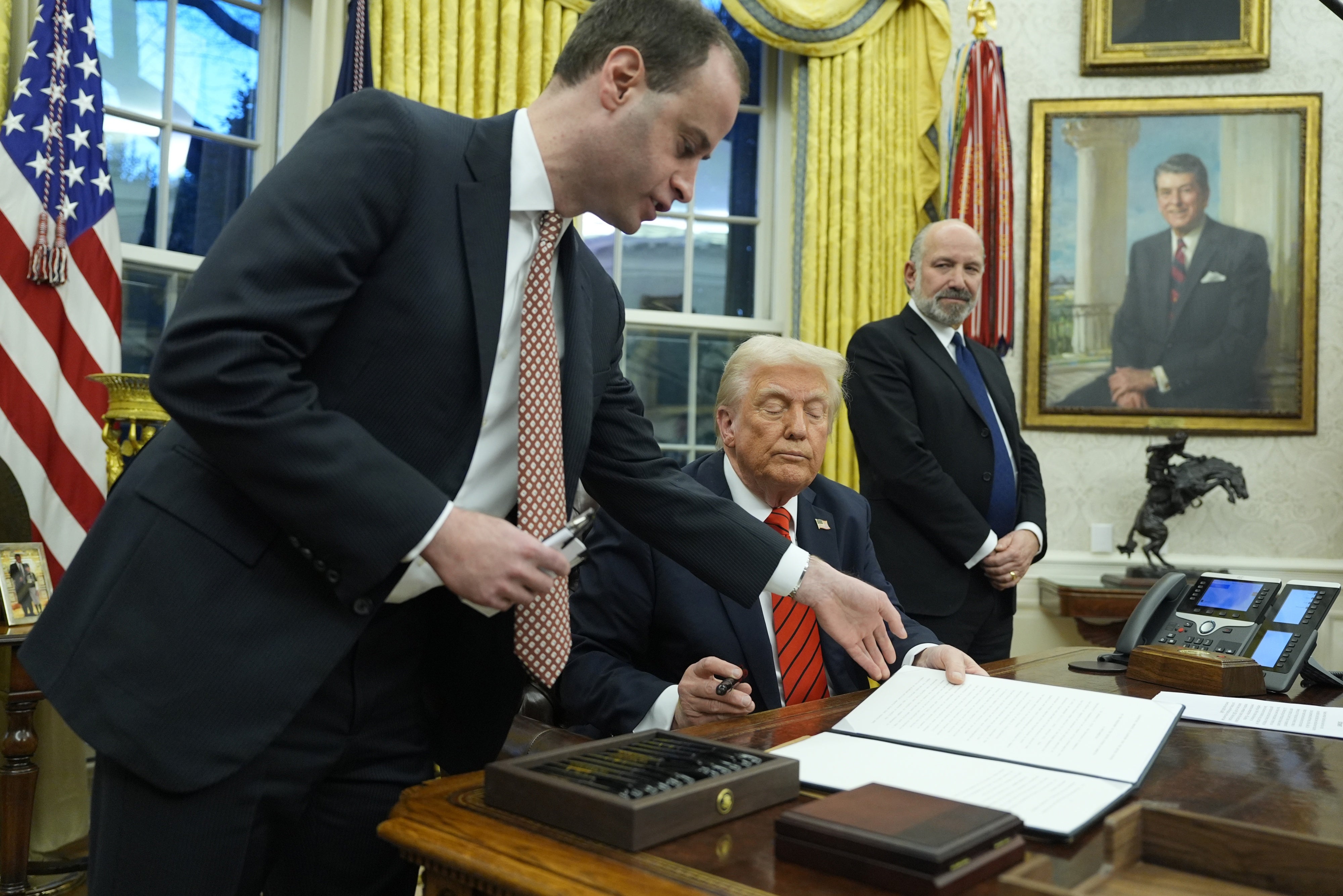 Le président Donald Trump signait un décret dans le Bureau ovale de la Maison Blanche, à Washington, le 10 février 2025.