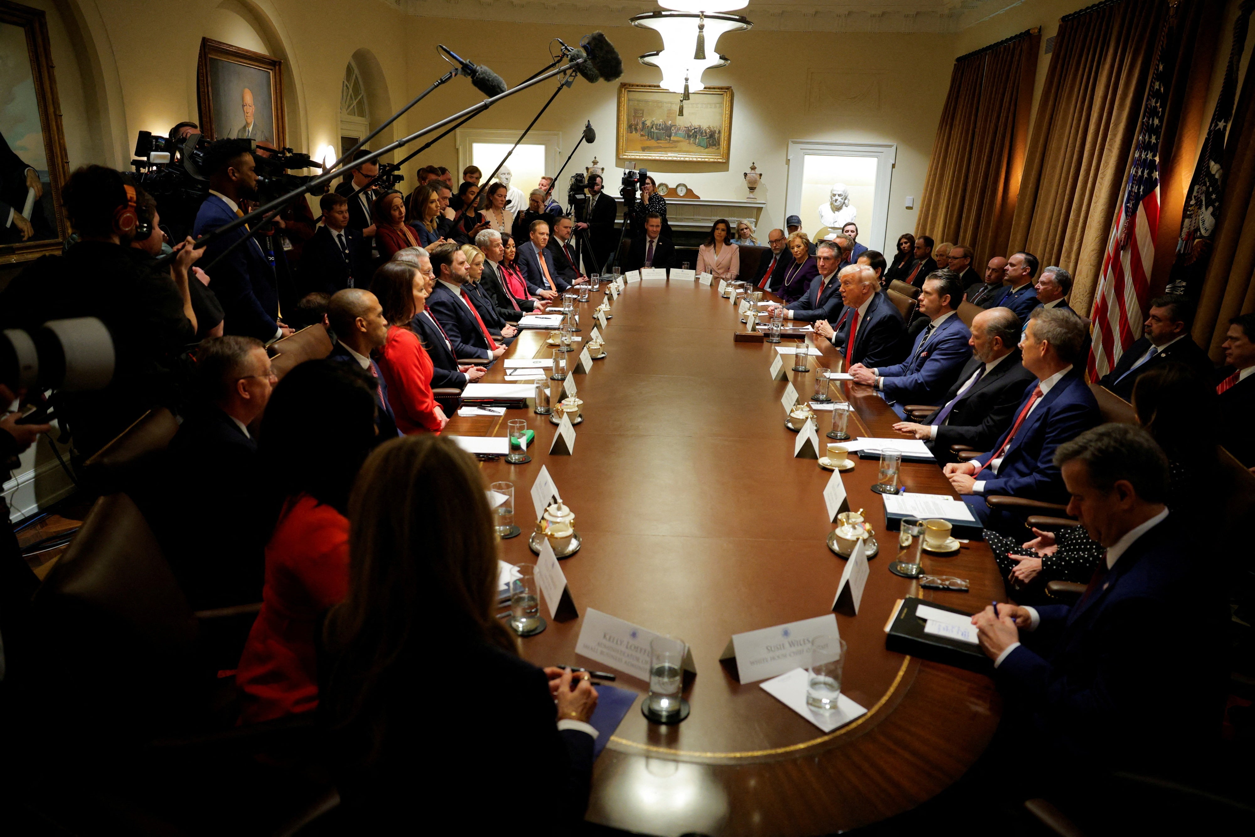 Le président américain Donald Trump (à droite) s’exprimait lors d’une réunion de son cabinet à la Maison-Blanche, à Washington, le 26 février 2025. 