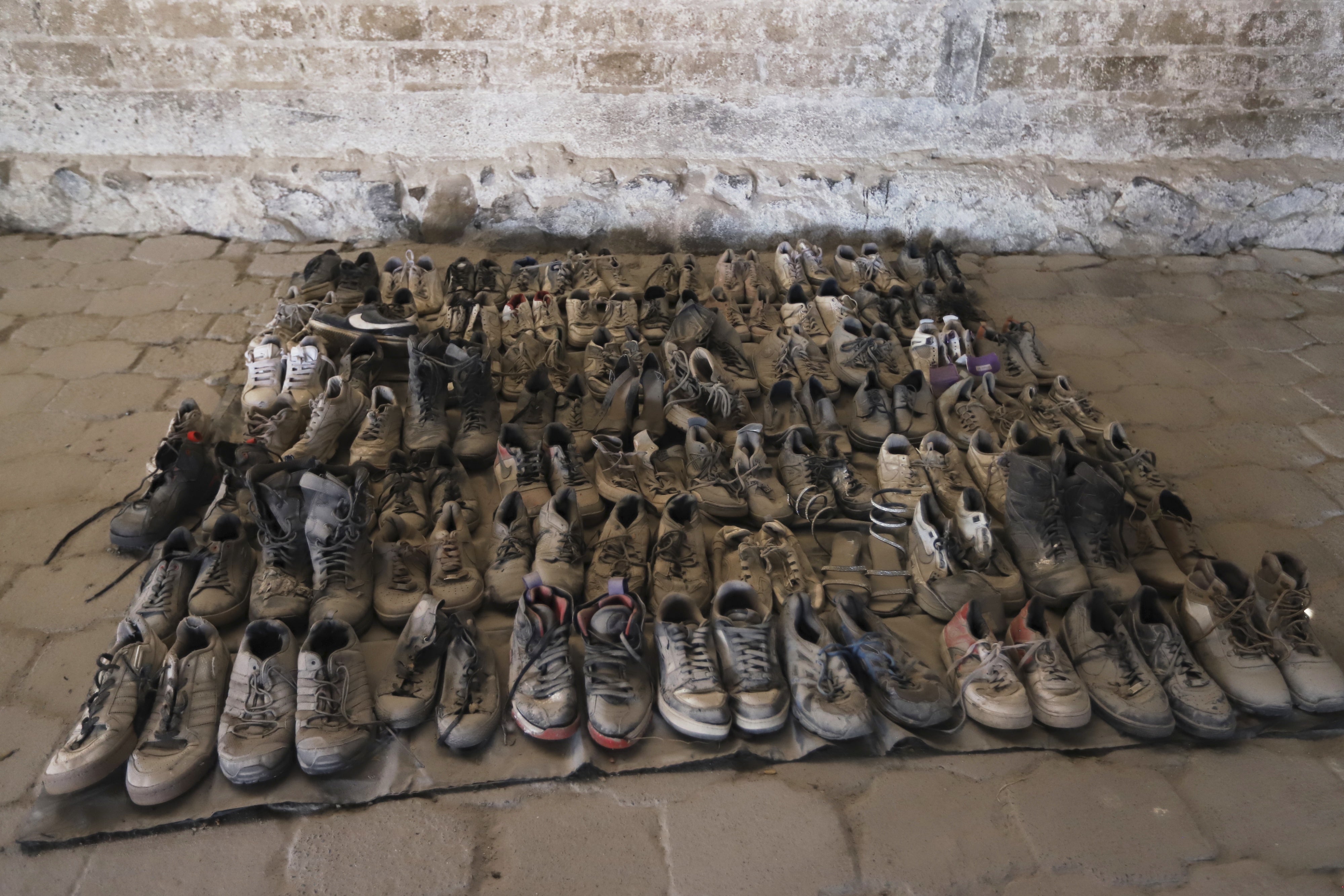 Plusieurs dizaines de chaussures qui ont été trouvées, ainsi que des ossements humains, sur le terrain du Ranch d’Izaguirre dans la municipalité de Teuchitlan (Etat de Jalisco), au Mexique, début mars 2025. Photo prise le 11 mars 2025.