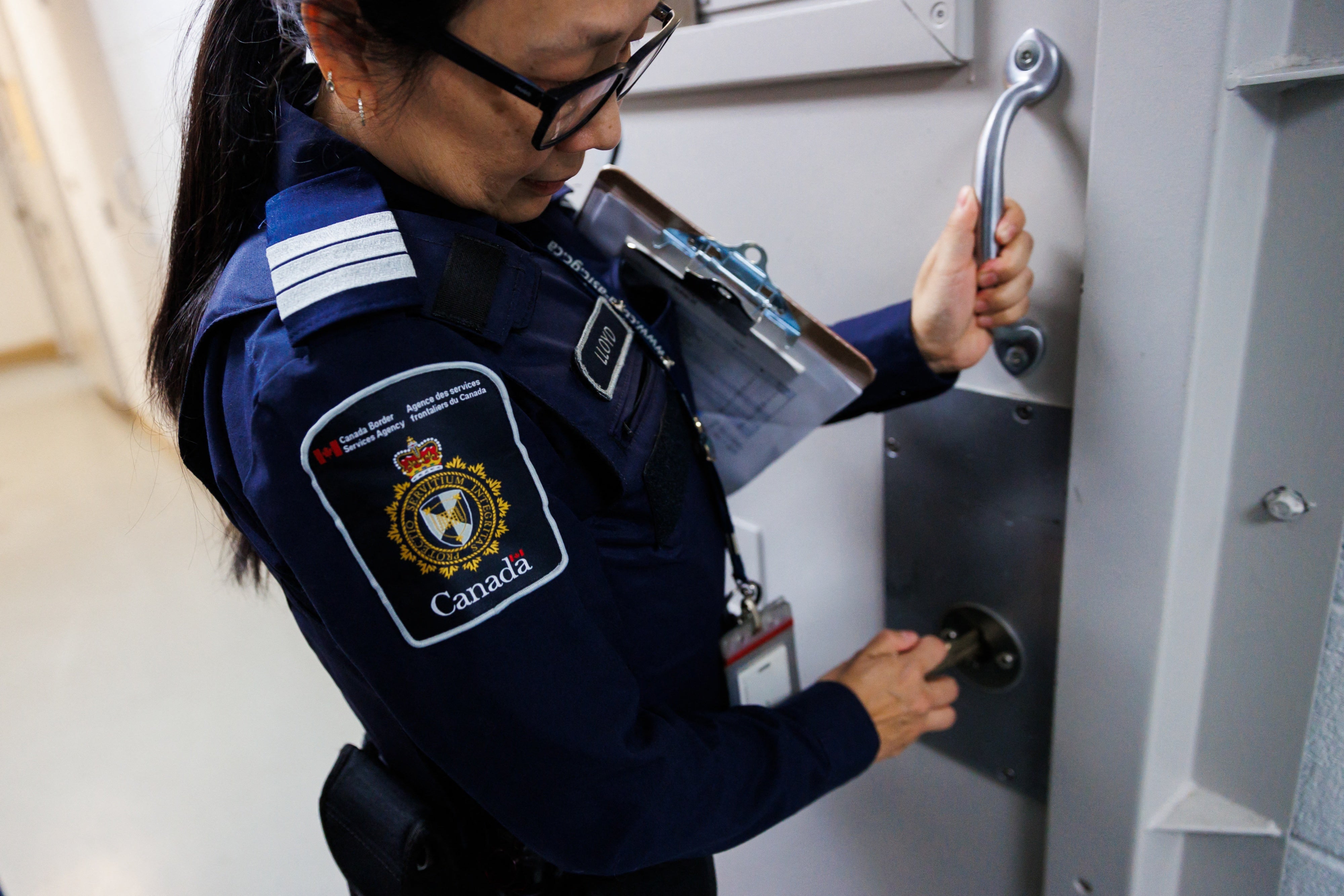Une employée de l’Agence des services frontaliers du Canada (ASFC) testait la clé d'une cellule humide au Centre de détention des services d’'immigration à Toronto (Ontario), le 19 février 2025.