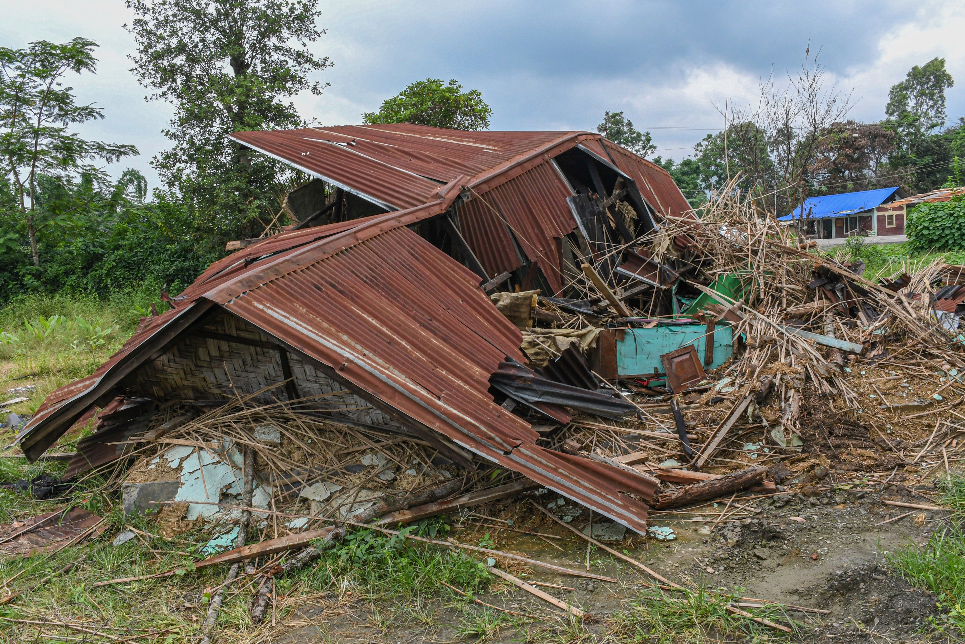 Décombres d’une maison détruite lors d’affrontements entre des membres de la communauté Meitei (majoritairement hindoue) et de la minorité Kuki (essentiellement chrétienne) dans le village de Torbung (district de Churachandpur) dans l’Etat de Manipur dans le nord-est de l’Inde, photographiés le 3 mai 2023.