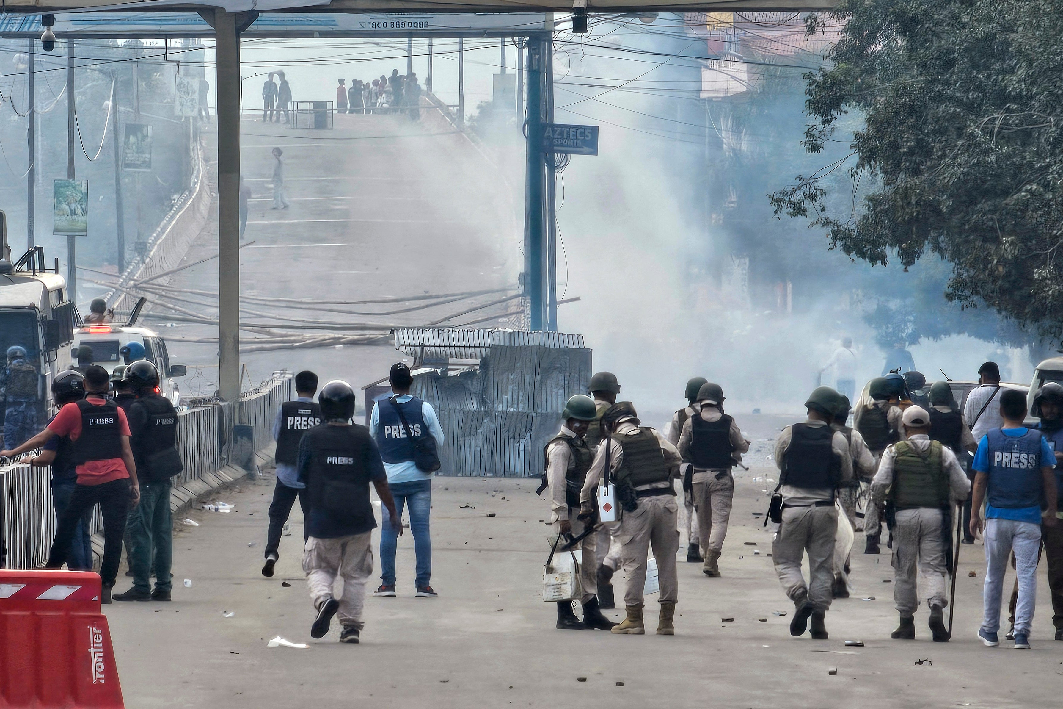 Des policiers indiens tiraient des grenades lacrymogènes pour disperser des étudiants qui protestaient contre les violences ethniques à Imphal, dans l'État de Manipur, dans le nord-est de l'Inde, le 10 septembre 2024. 