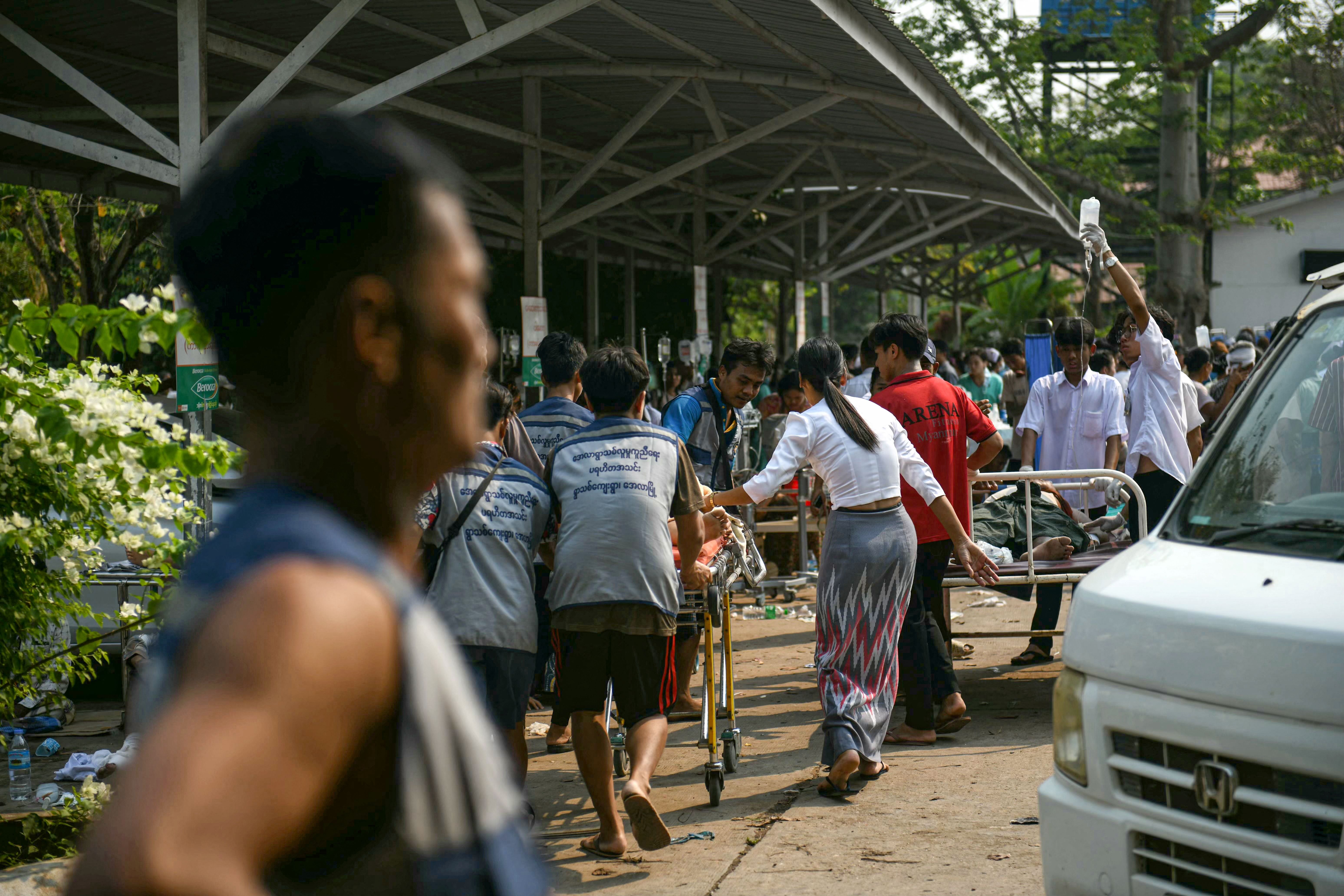 Am 28. März 2025 bringt medizinisches Personal einen Erdbebenopfer in ein Krankenhaus in Naypyidaw, Myanmar.