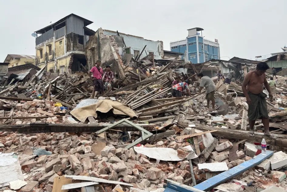 Menschen räumen nach einem Erdbeben am 28. März in Naypydaw, Myanmar den Schutt aus den beschädigten Gebäuden, 7. April 2025.