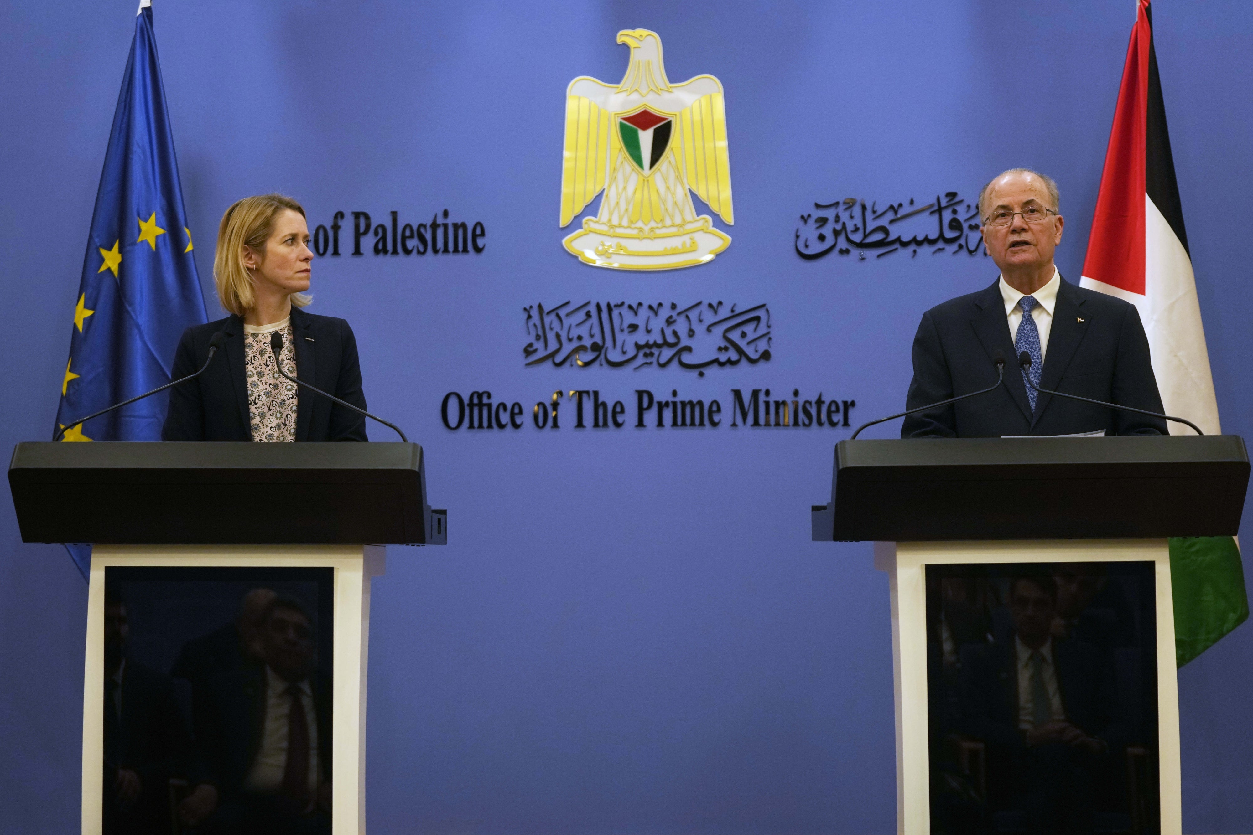 رئيس الوزراء الفلسطيني محمد مصطفى والممثلة العليا للسياسة الخارجية والأمنية في الاتحاد الأوروبي كايا كلاس في مؤتمر صحفي عقب اجتماعهما في رام الله بالضفة الغربية المحتلة، 24 مارس/آذار 2025.