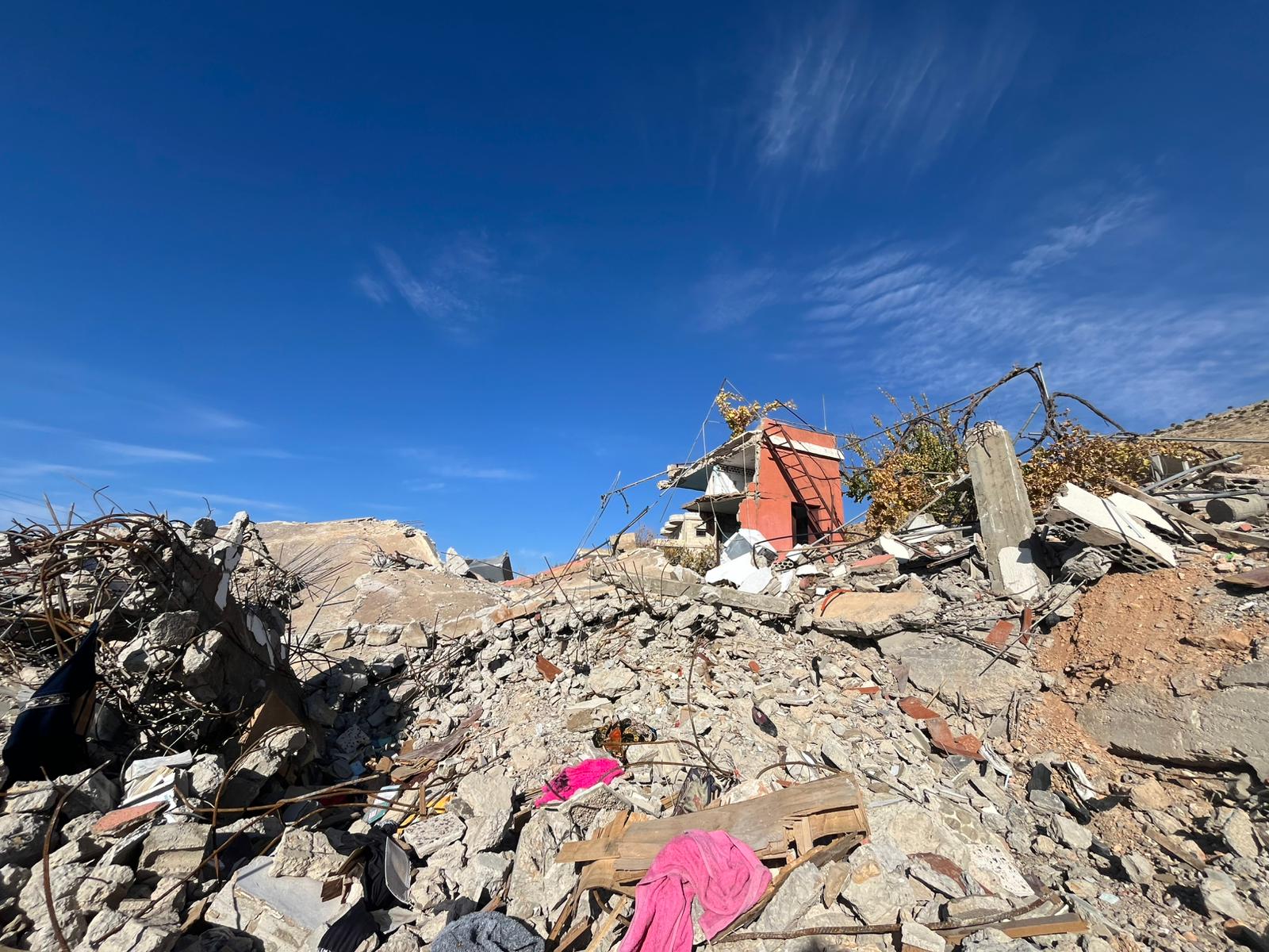 Des décombres et des parties de vêtements étaient visibles sur le site d’une frappe israélienne qui a détruit un petit immeuble de deux étages le 1er novembre 2024, dans le quartier d'al-Salah à Younine, dans l’est du Liban.