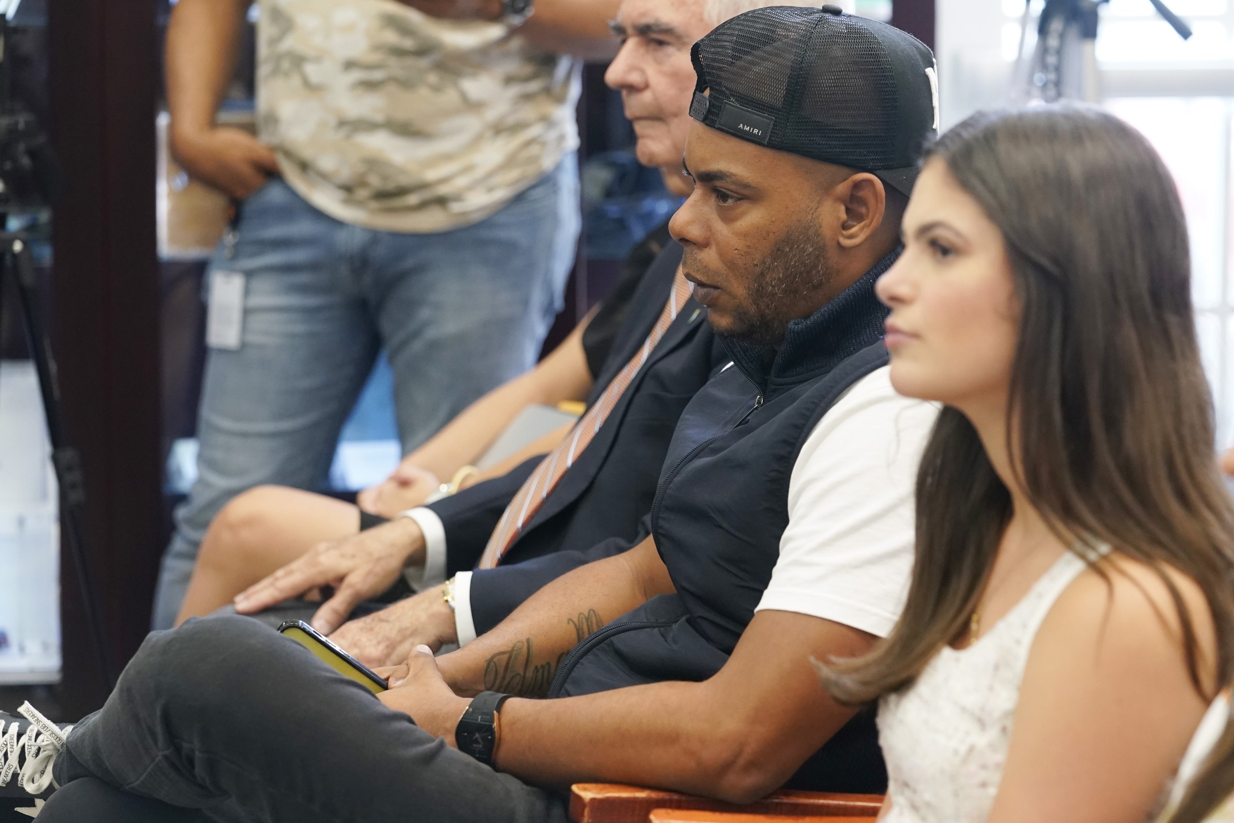 El rapero Eliécer Márquez Duany, también conocido como "El Funky", escucha una mesa redonda del Congreso sobre los abusos de los derechos humanos en Cuba, el 10 de julio de 2023, en Hialeah Gardens, Florida, Estados Unidos.