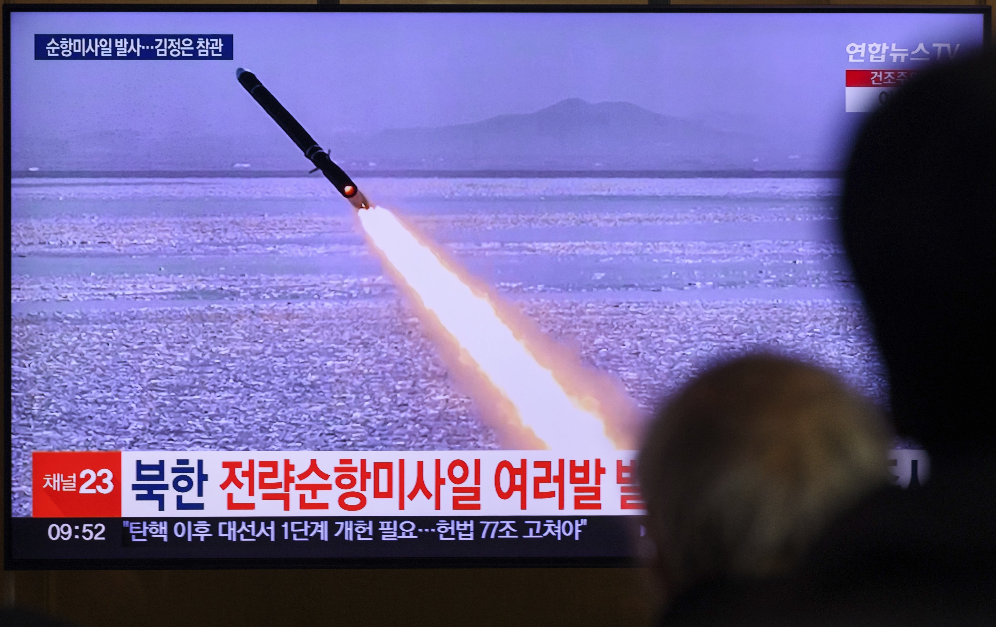 Ein Fernseher zeigt einen Raketenstart.