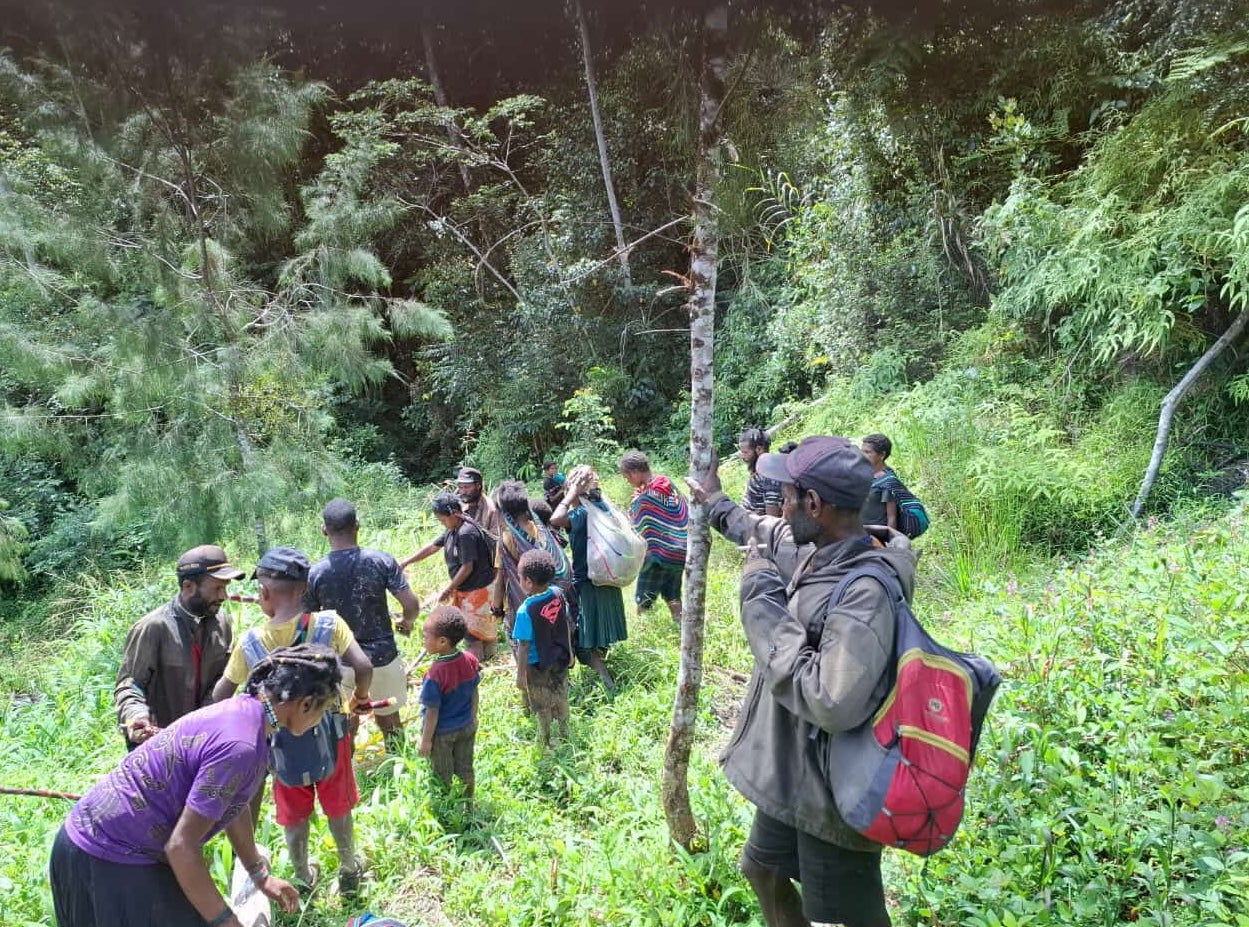 Warga desa yang melarikan diri dari pertempuran antara militer Indonesia dan militan Papua Barat ke Sugapa, ibu kota Kabupaten Intan Jaya.