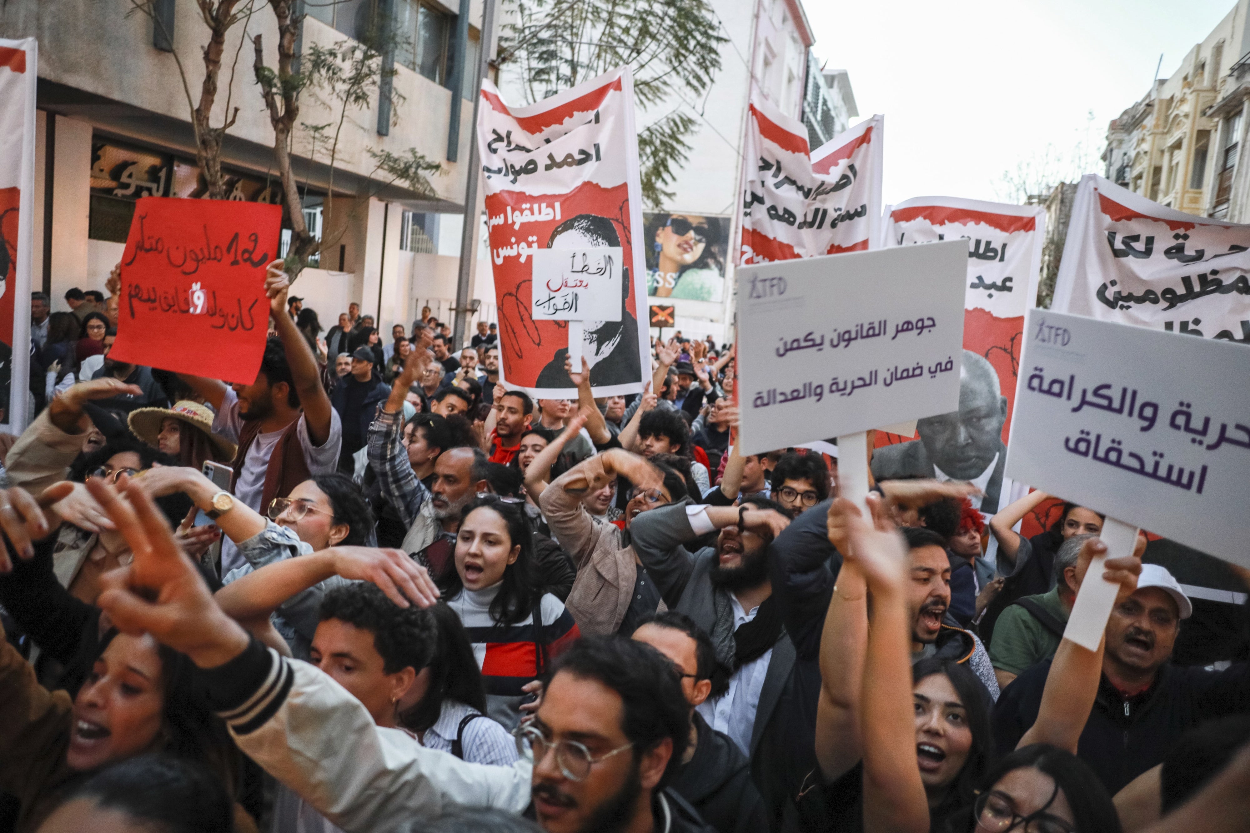 مظاهرة احتجاجا على اعتقال المحامي أحمد صواب في تونس العاصمة، تونس، 25 أبريل/نيسان 2025. 