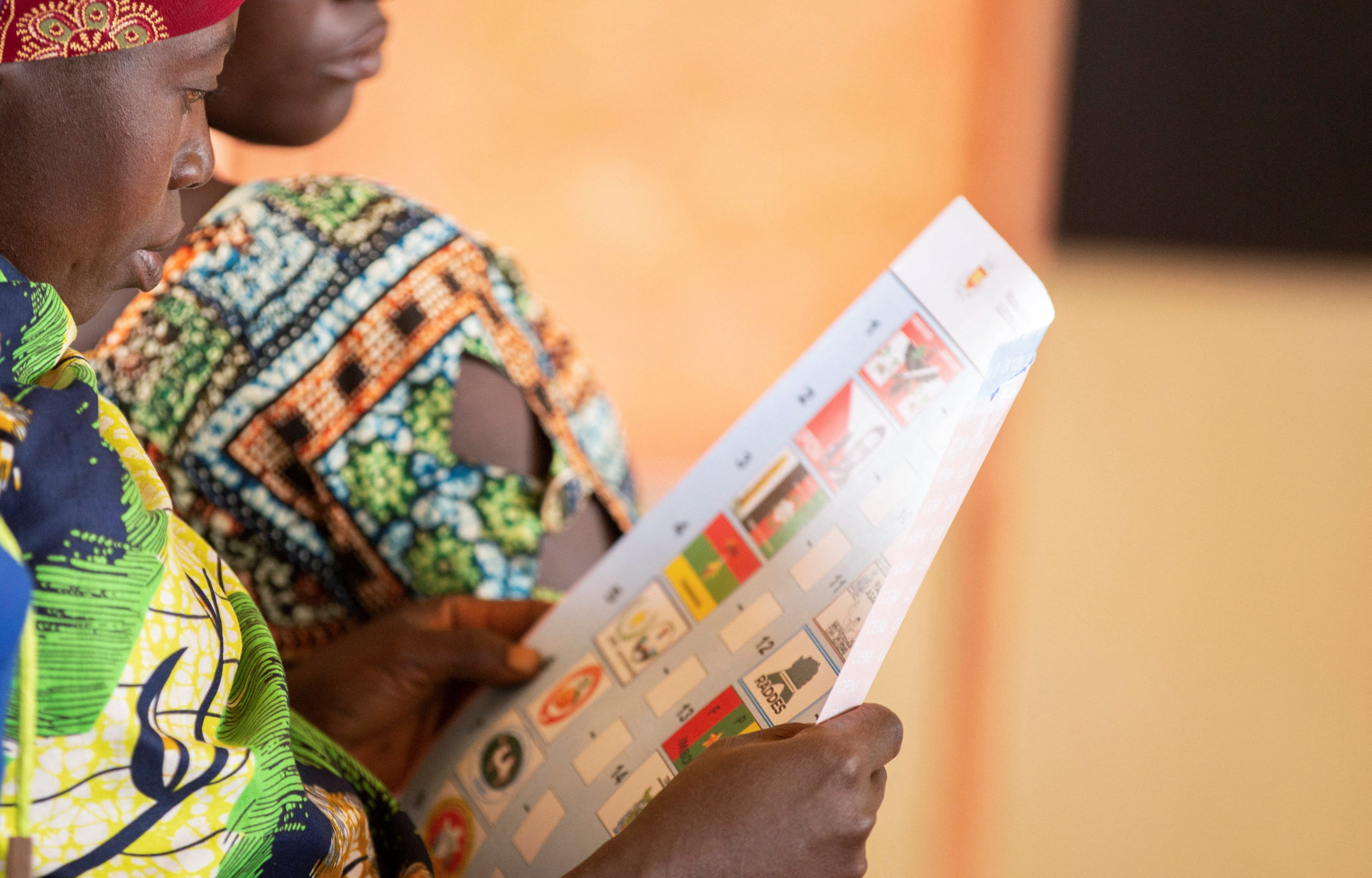 Une femme regarde un bulletin de vote  dans la commune de Giheta, province de Gitega.