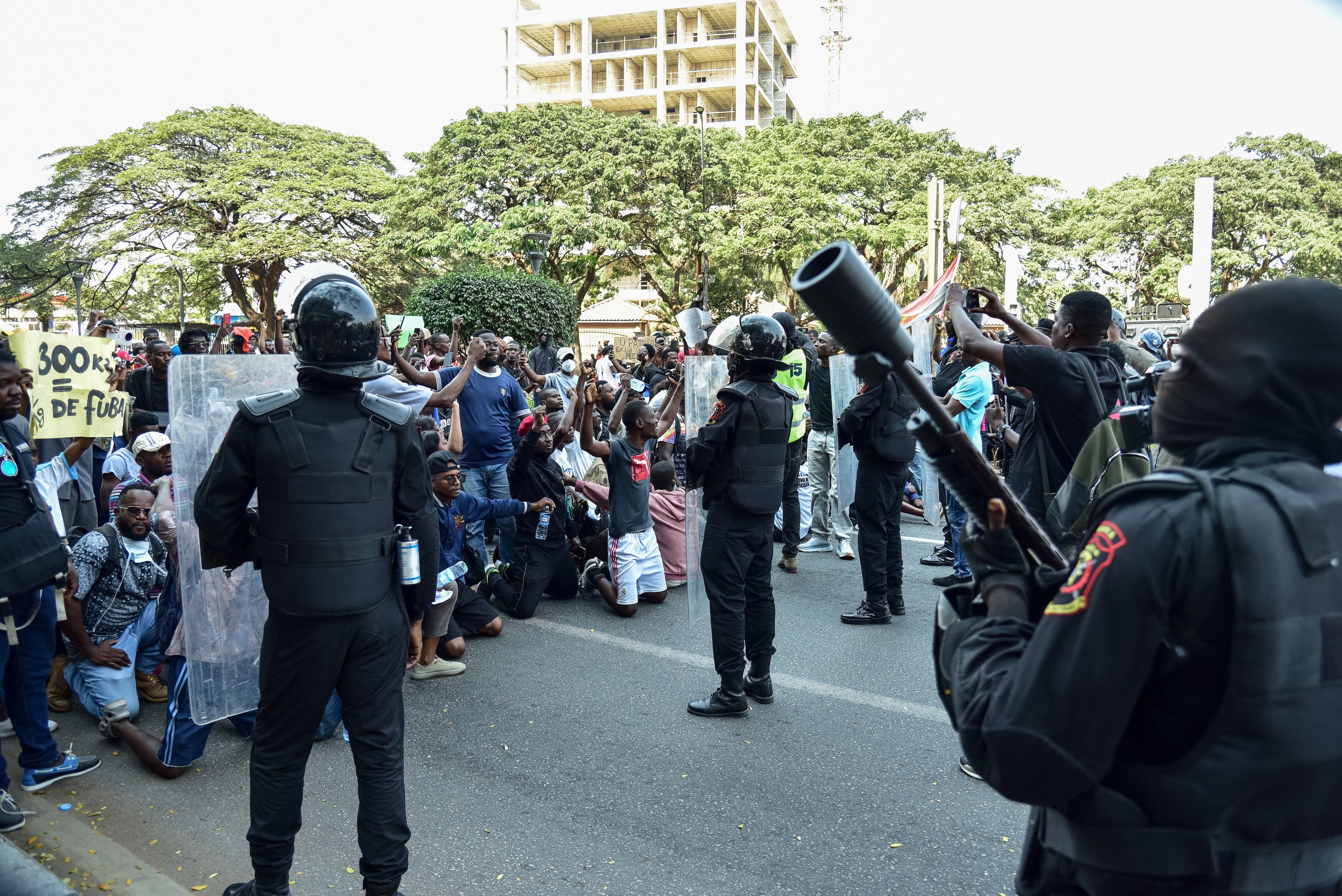 Des membres de la Force d'intervention rapide d'Angola bloquaient une route à Luanda, face à des manifestants qui protestaient contre la hausse des prix du carburant et des coûts de transport, le 12 juillet 2025.
