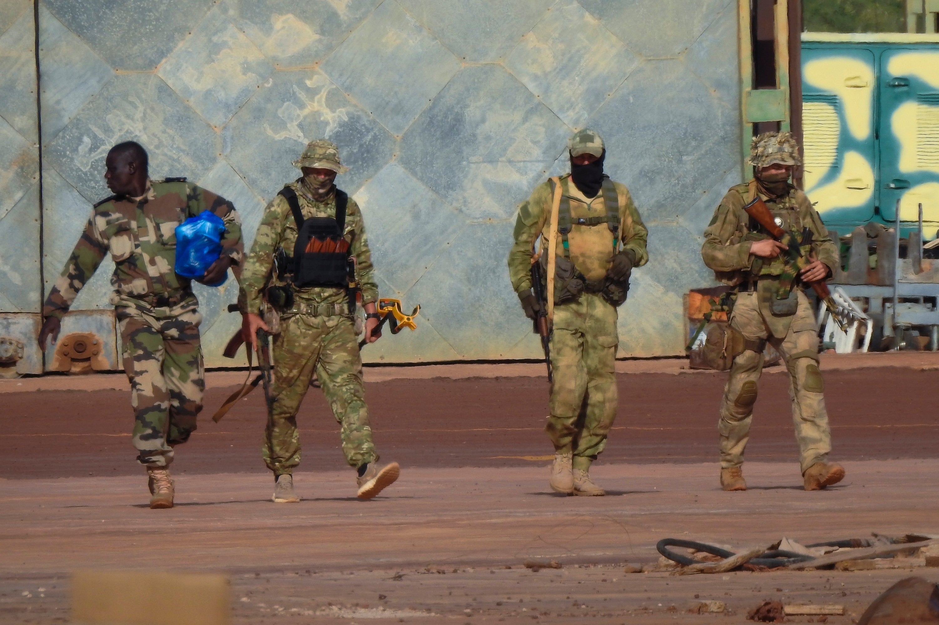 Une photo non-datée de combattants russes du groupe Wagner dans le nord du Mali, publiée par l’armée française en 2022.