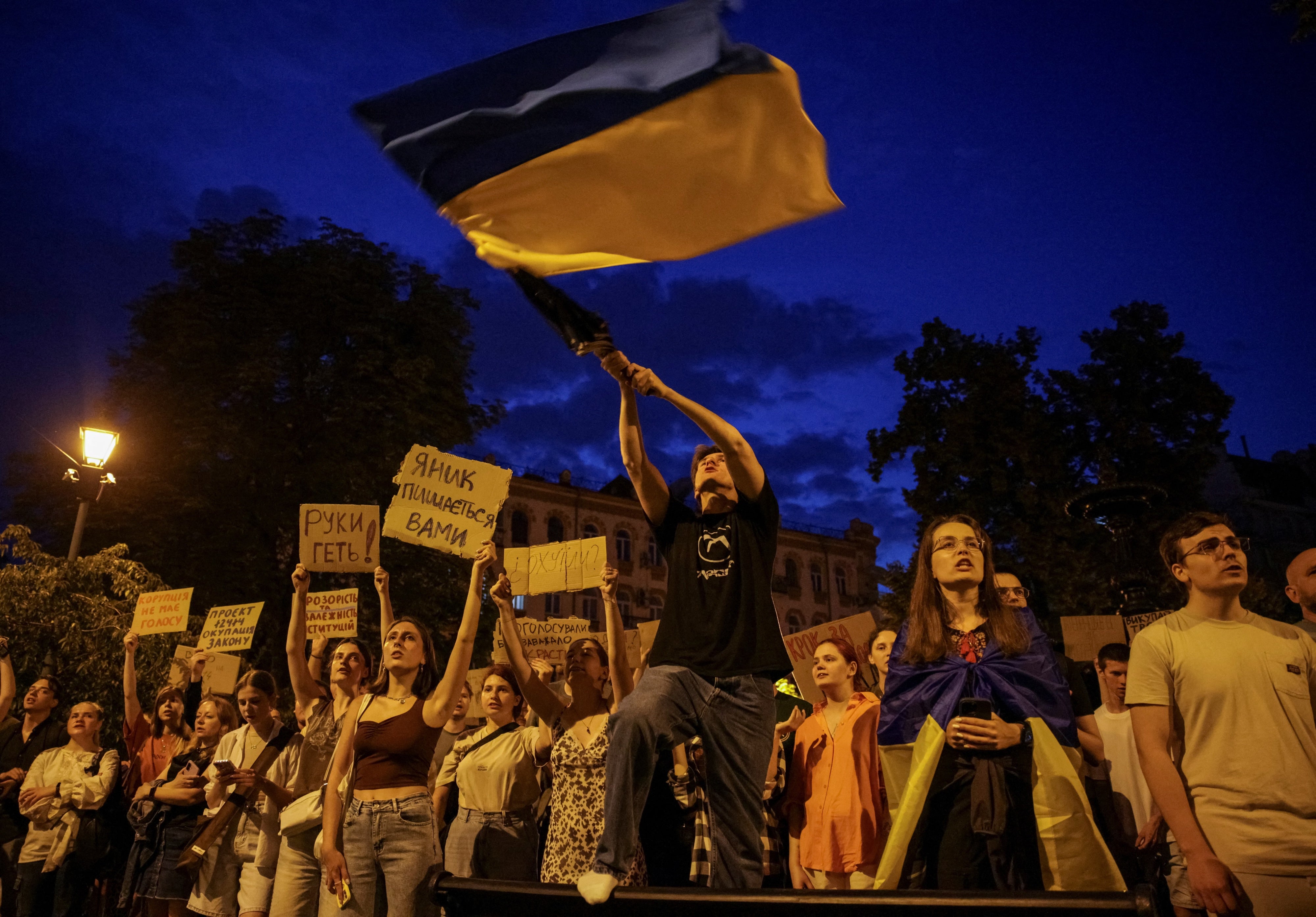 Українці протестують проти нещодавно прийнятого закону, який обмежує незалежність антикорупційних органів, неподалік будівлі Офісу Президента в столичному Києві. Це перший подібний протест від початку повномасштабного вторгнення Росії в Україну, 22 липня 2025 року. 