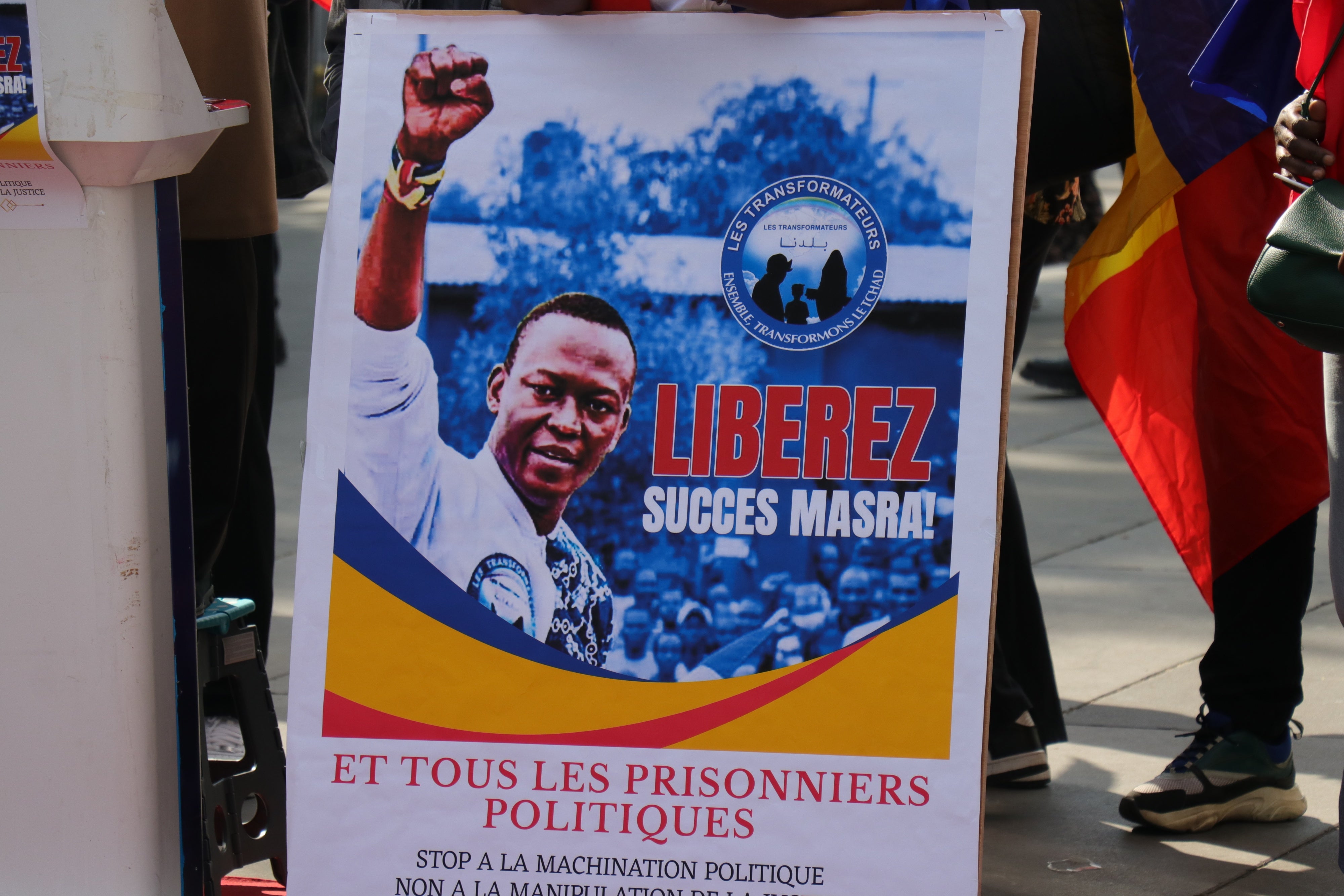 Affiche appelant à la liberation de Succès Masra lors d'une manifestation à Paris.