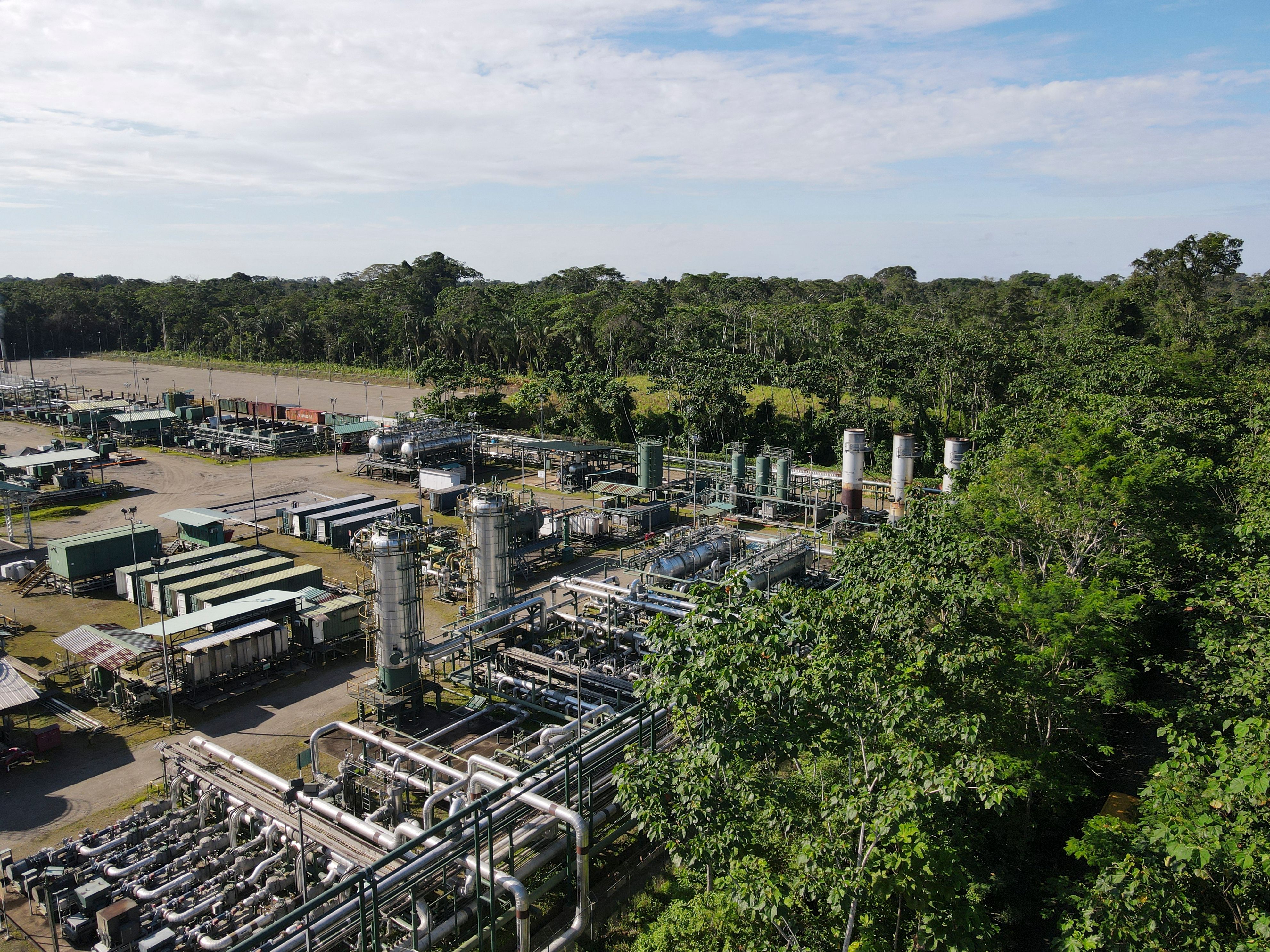 La raffinerie de pétrole « Tiputini », gérée par l’entreprise publique équatorienne Petroecuador au sein du bloc ITT dans le Parc national de Yasuni (nord-est de l'Équateur), photographiée le 21 juin 2023, deux mois avant la tenue d’un referendum concernanant la cessation des opérations de forage dans cette zone.