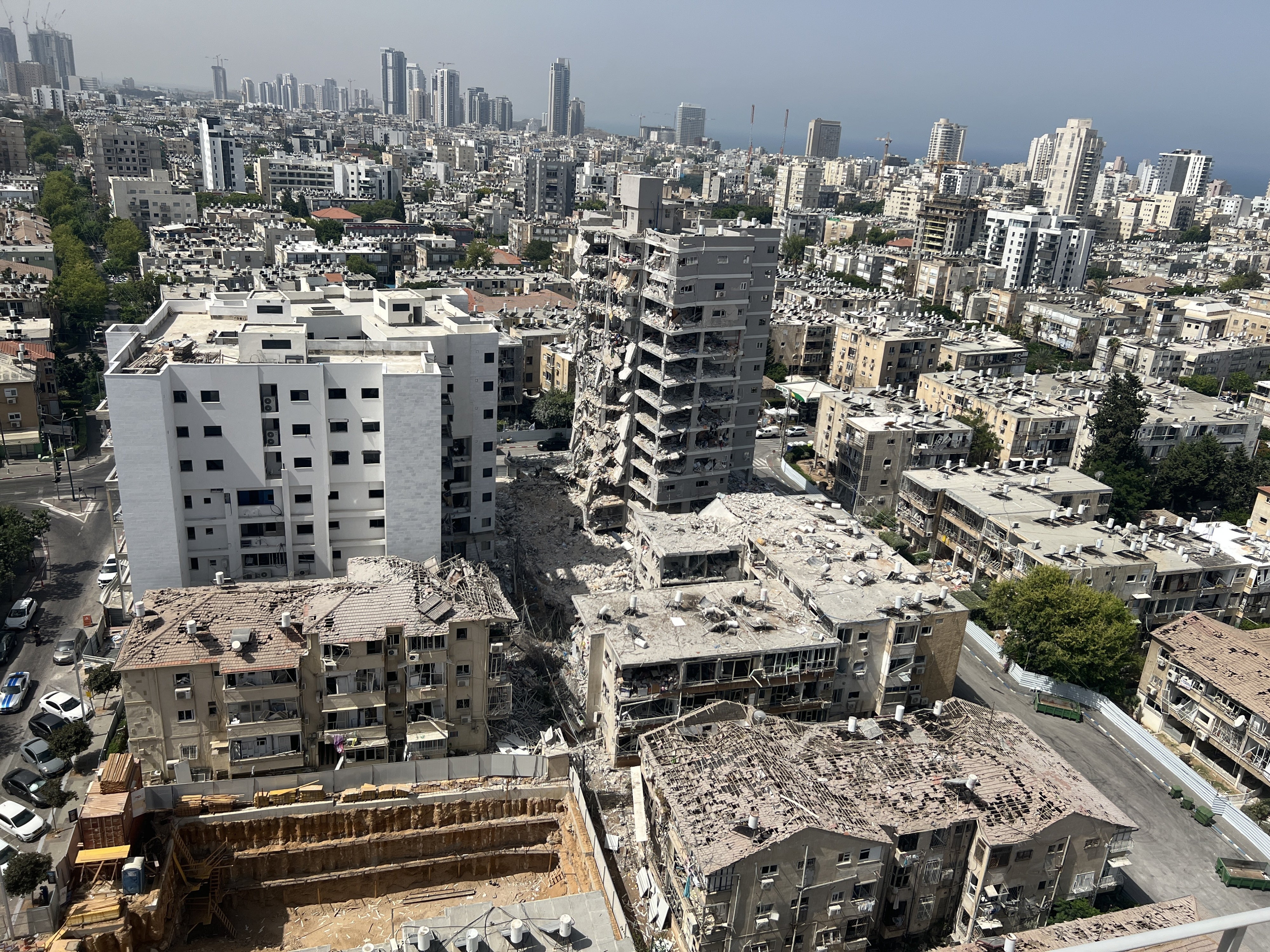 Des immeubles endommagés par un tir de missile iranien qui a tué neuf civils, dont trois enfants, dans la ville de Bat Yam, au sud de Tel Aviv en Israël, le 15 juin 2025. Photo prise le 1er juillet 2025. 