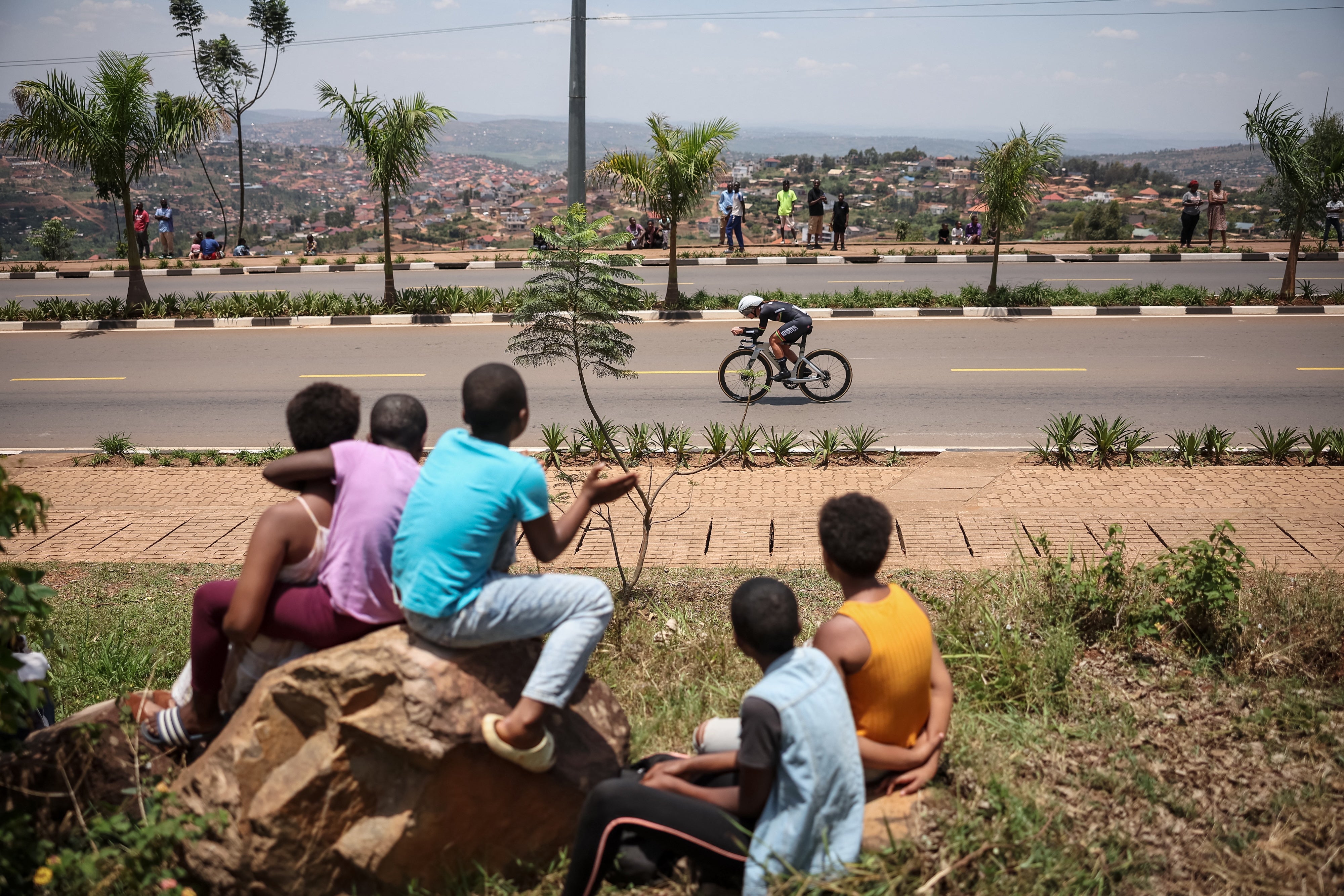 La cycliste mauricienne Aurélie Halbwachs participe à l'épreuve féminine d'élite du contre-la-montre individuel lors des Championnats du monde de cyclisme sur route de 2025, à Kigali, au Rwanda, le 21 septembre 2025.