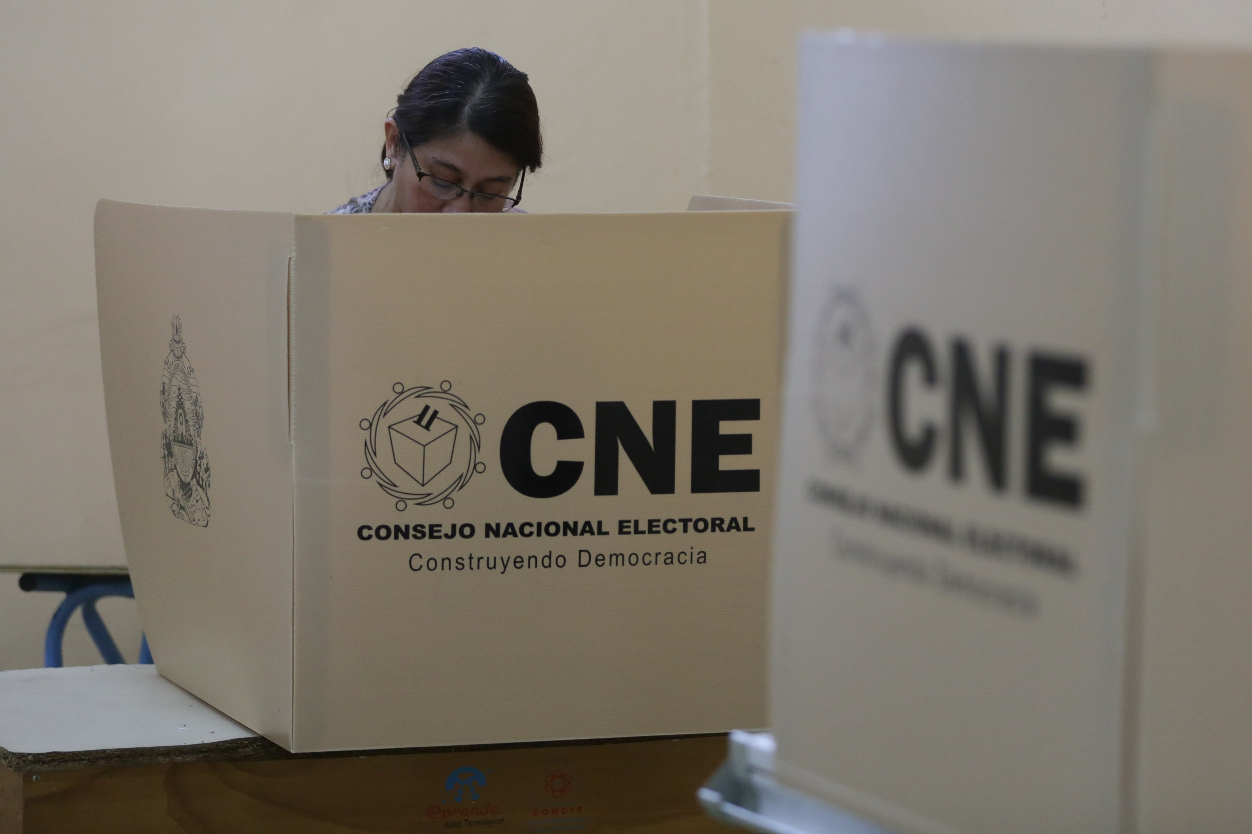 Une habitante de Tegucigalpa, au Honduras, votait lors des élections primaires tenues dans ce pays, le 9 mars 2025.