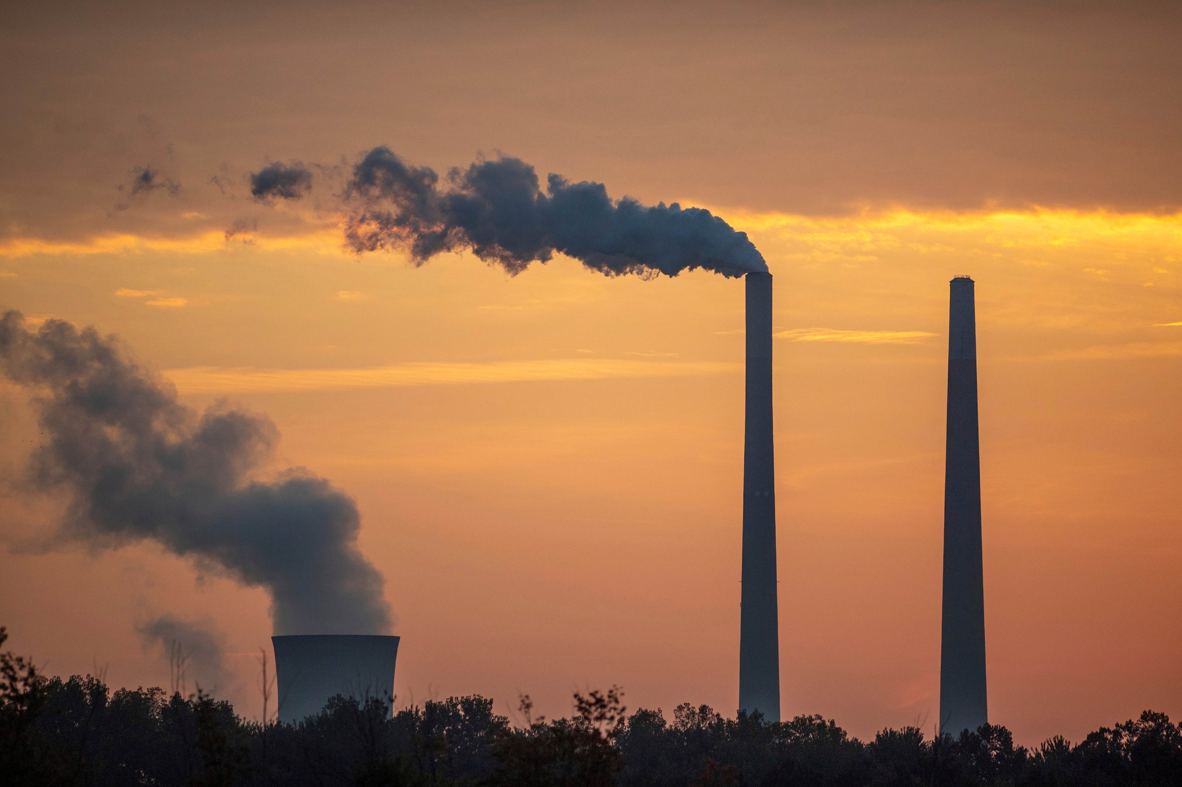 Verschmutzung und aufsteigender Dampf aus den Schornsteinen des Miami-Fort-Kraftwerks am Ohio River in Lawrenceburg, Indiana (USA), am 21. September 2025. 