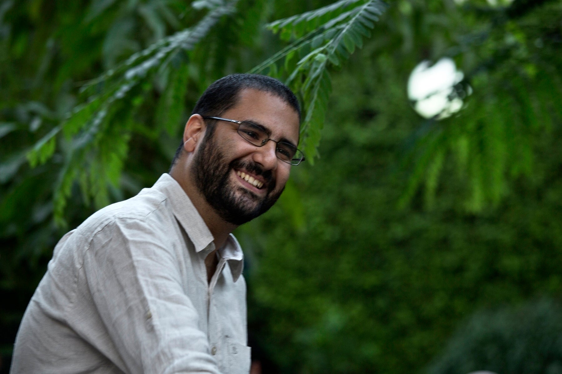 L'activiste égyptien Alaa Abdel-Fattah souriait lors d’uneconférence organisée à l'Université américaine du Caire, près de la place Tahrir, au Caire, le 22 septembre 2014. 