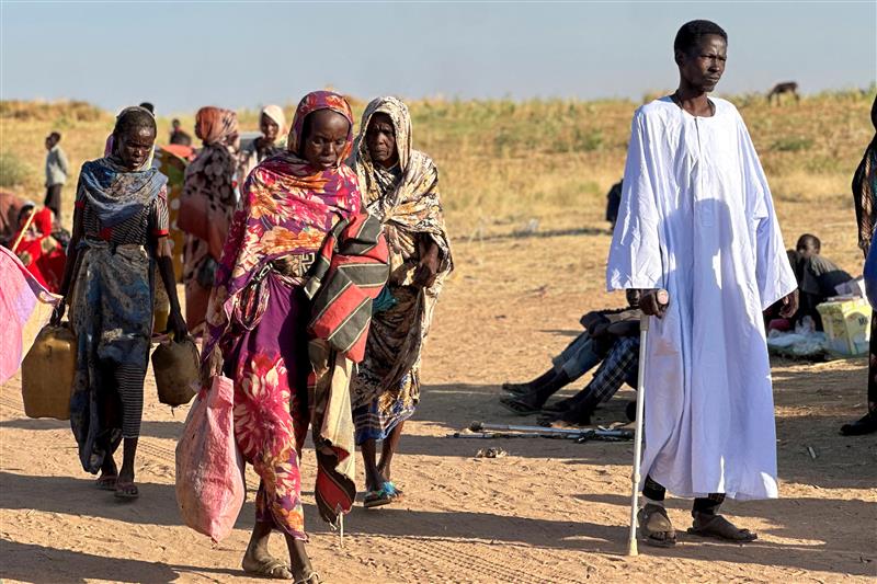 Des personnes soudanaises déplacées ayant réussi à fuir El Fasher, capitale du Darfour-Nord capturée deux jours plus tôt par les Forces de soutien rapide (FSR), arrivaient à Tawila, autre ville située dans cette province au Soudan, le 28 octobre 2025. 