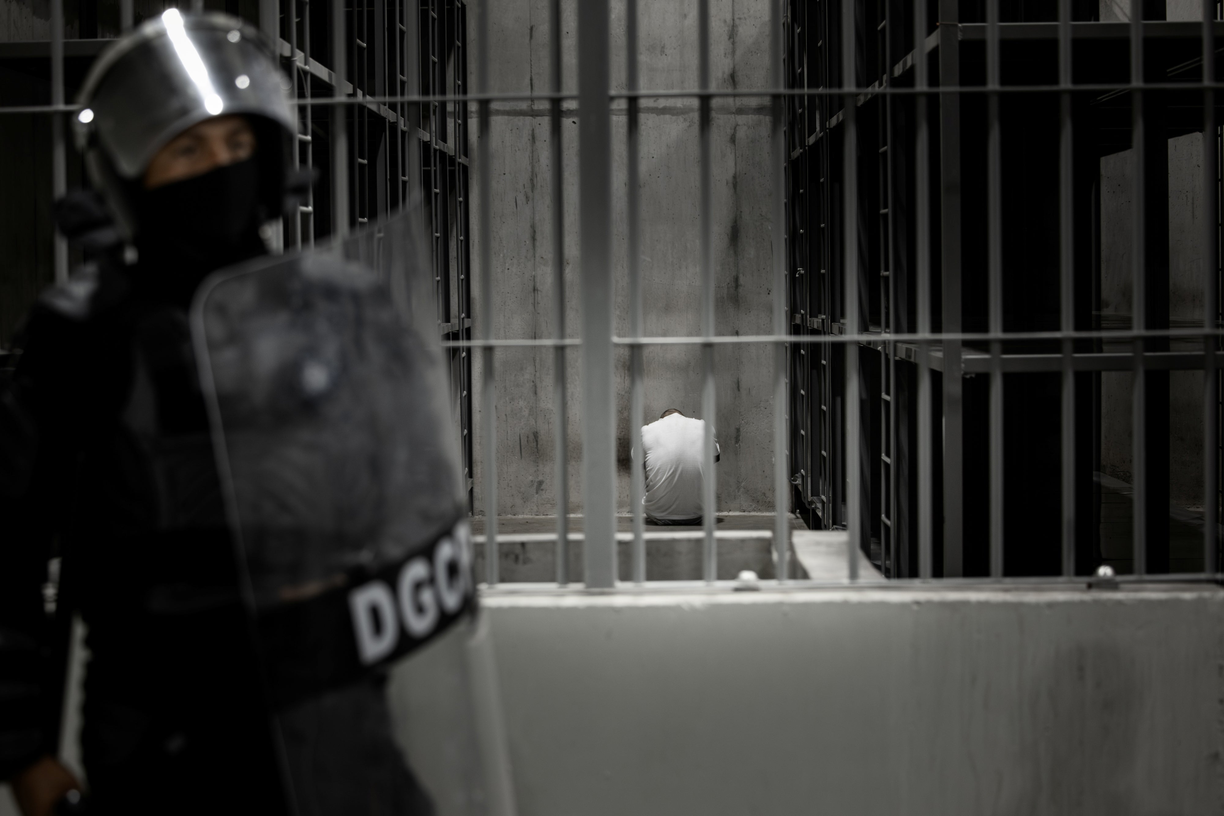 Un migrante venezolano, supuestamente vinculado a organizaciones criminales, sentado en una celda en el CECOT, el 16 de marzo de 2025, en Tecoluca, El Salvador.