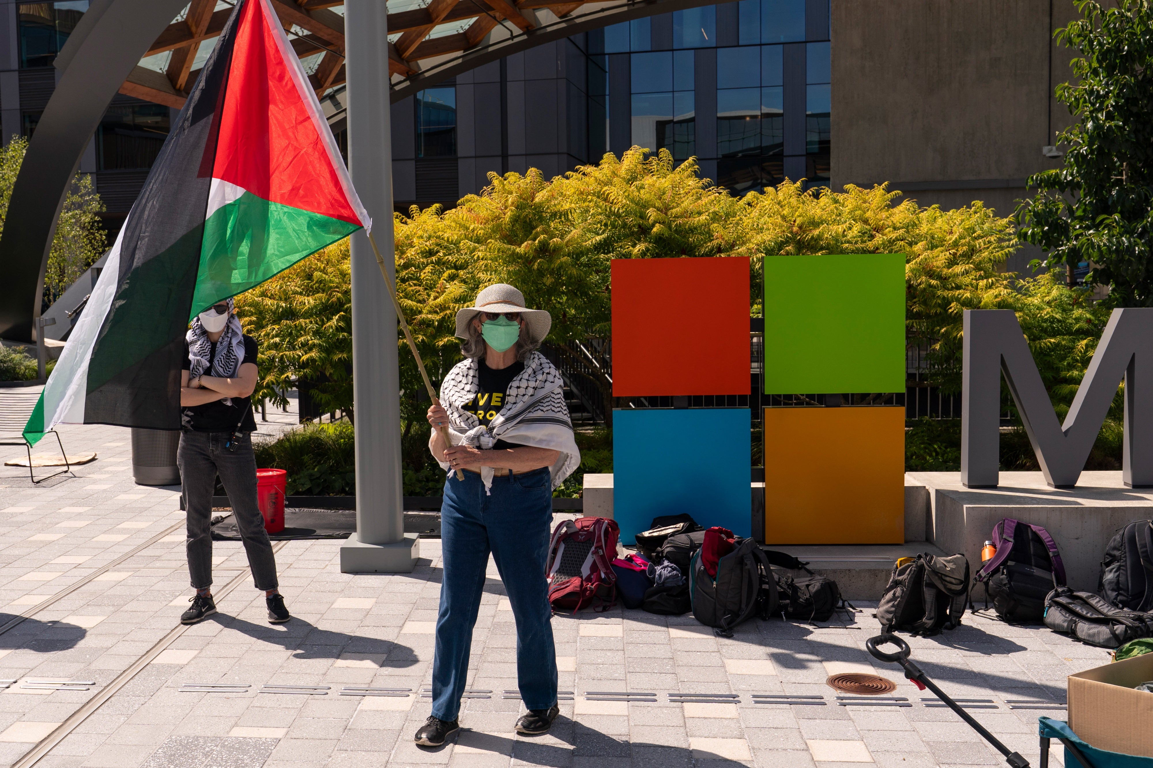 متظاهرة تحمل العلم الفلسطيني خلال احتجاج أمام مقر "مايكروسوفت" في ريدموند، واشنطن، الولايات المتحدة، 19 أغسطس/آب 2025.