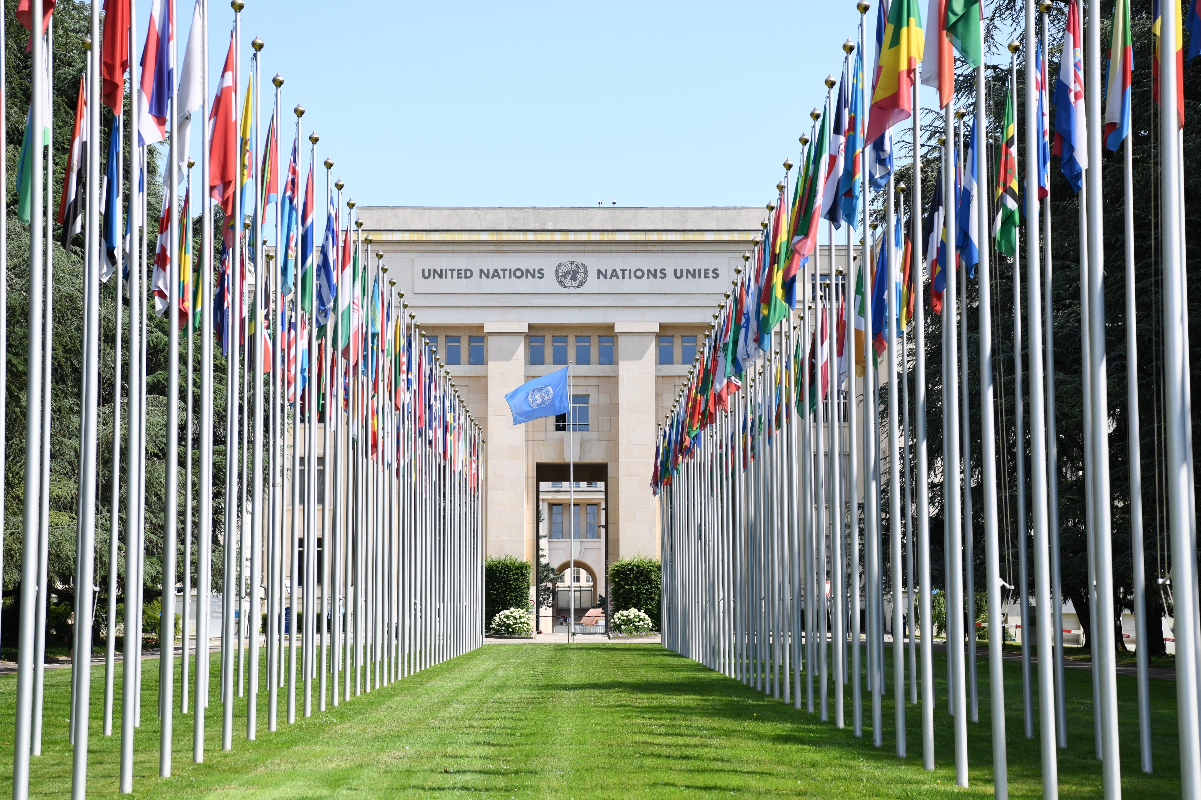 L'Allée des drapeaux devant le Palais des Nations, siège du Conseil des droits de l'homme des Nations Unies à Genève, en Suisse, photographiée le 16 juin 2025. 