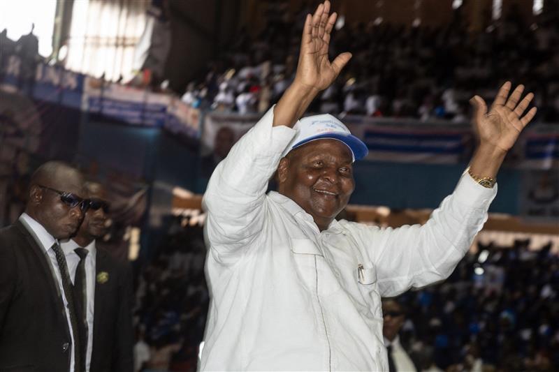 Le président centrafricain Faustin Archange Touadéra salue la foule.