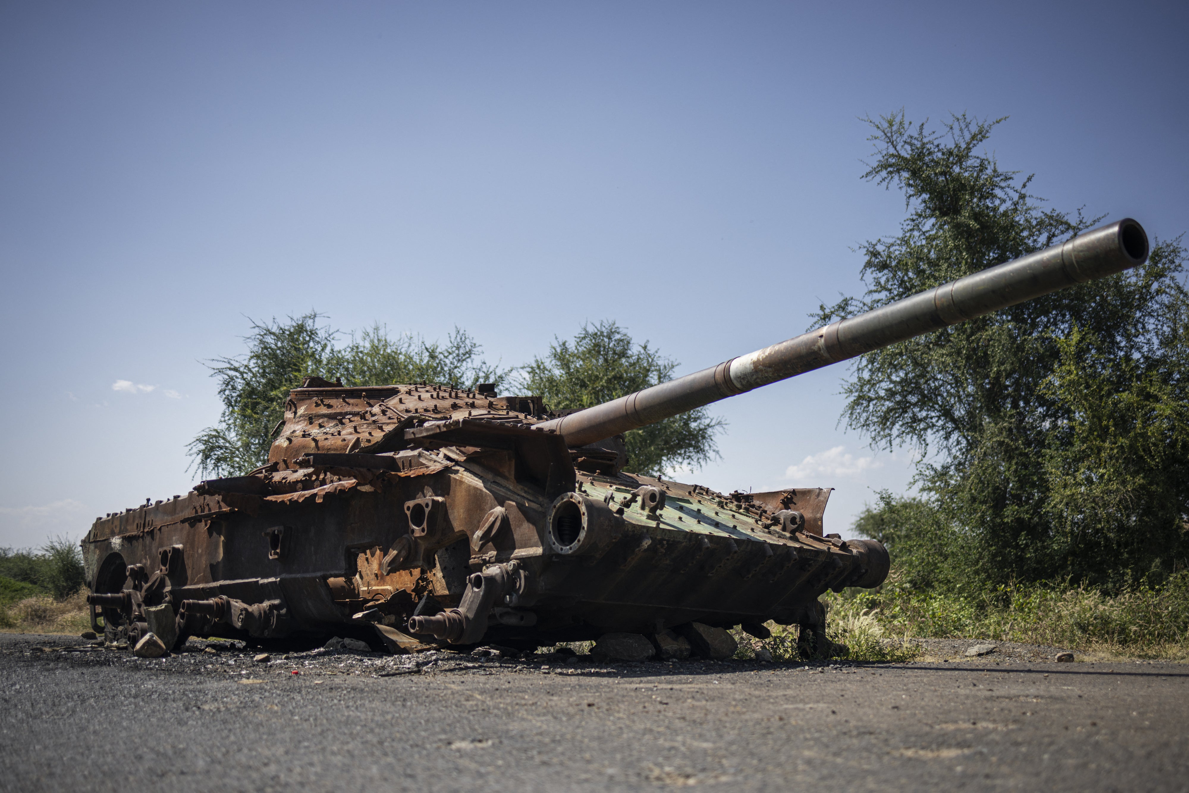 Un char T-72 calciné gisait sur la route reliant Sheraro à Shire, dans la région du Tigré en Éthiopie, le 12 octobre 2024.