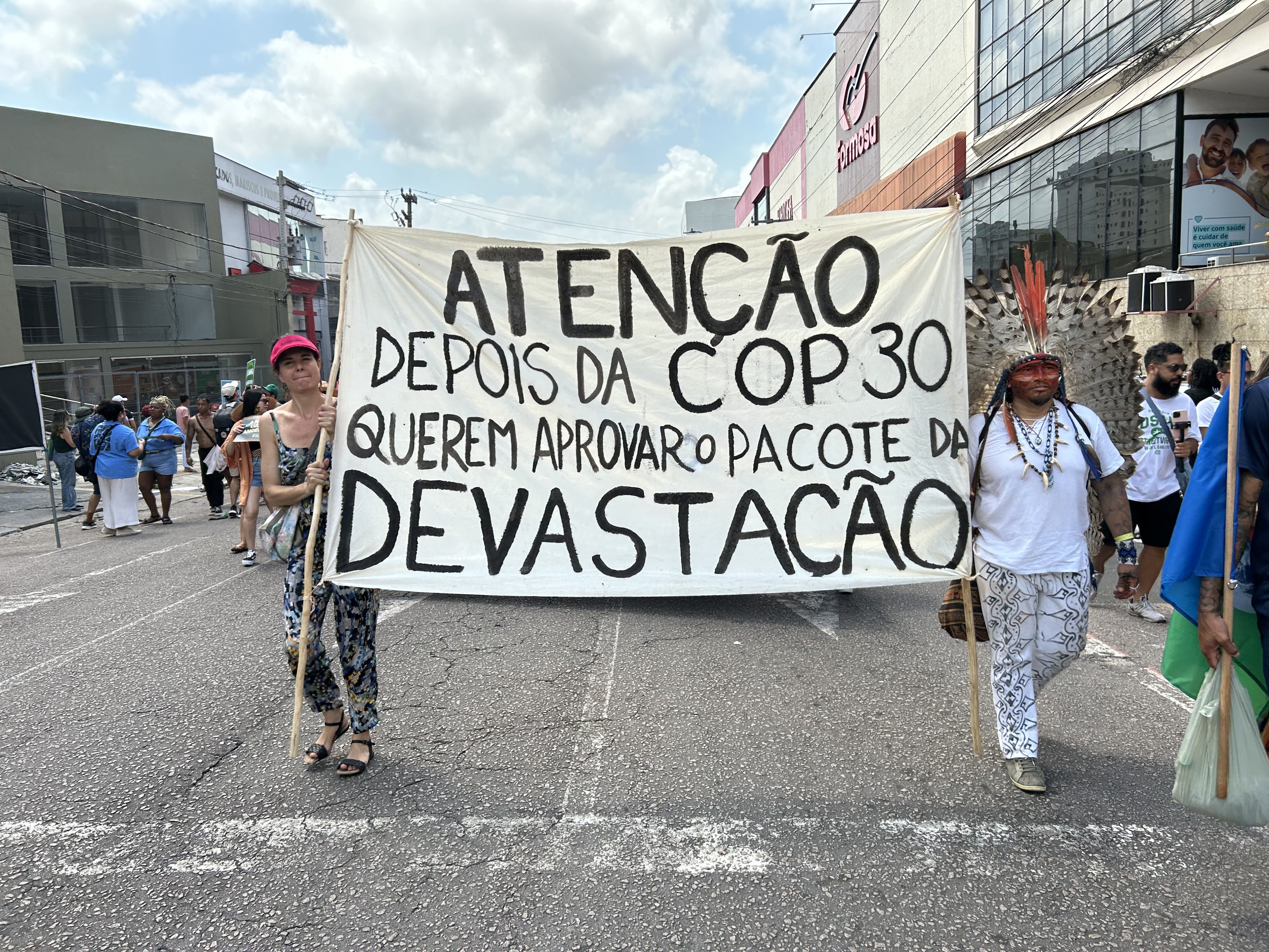 Ativistas carregam uma faixa alertando sobre esforços para desmantelar as exigências de licenciamento ambiental no Brasil. 