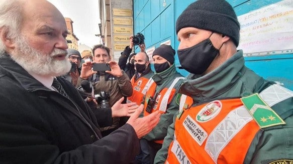 Iványi Gábor lelkész, a Magyarországi Evangéliumi Testvérközösség vezetője a Nemzeti Adó- és Vámhivatal munkatársaival beszél az egyház központjában tartott fegyveres razzia során Budapesten, 2022. február 21-én.