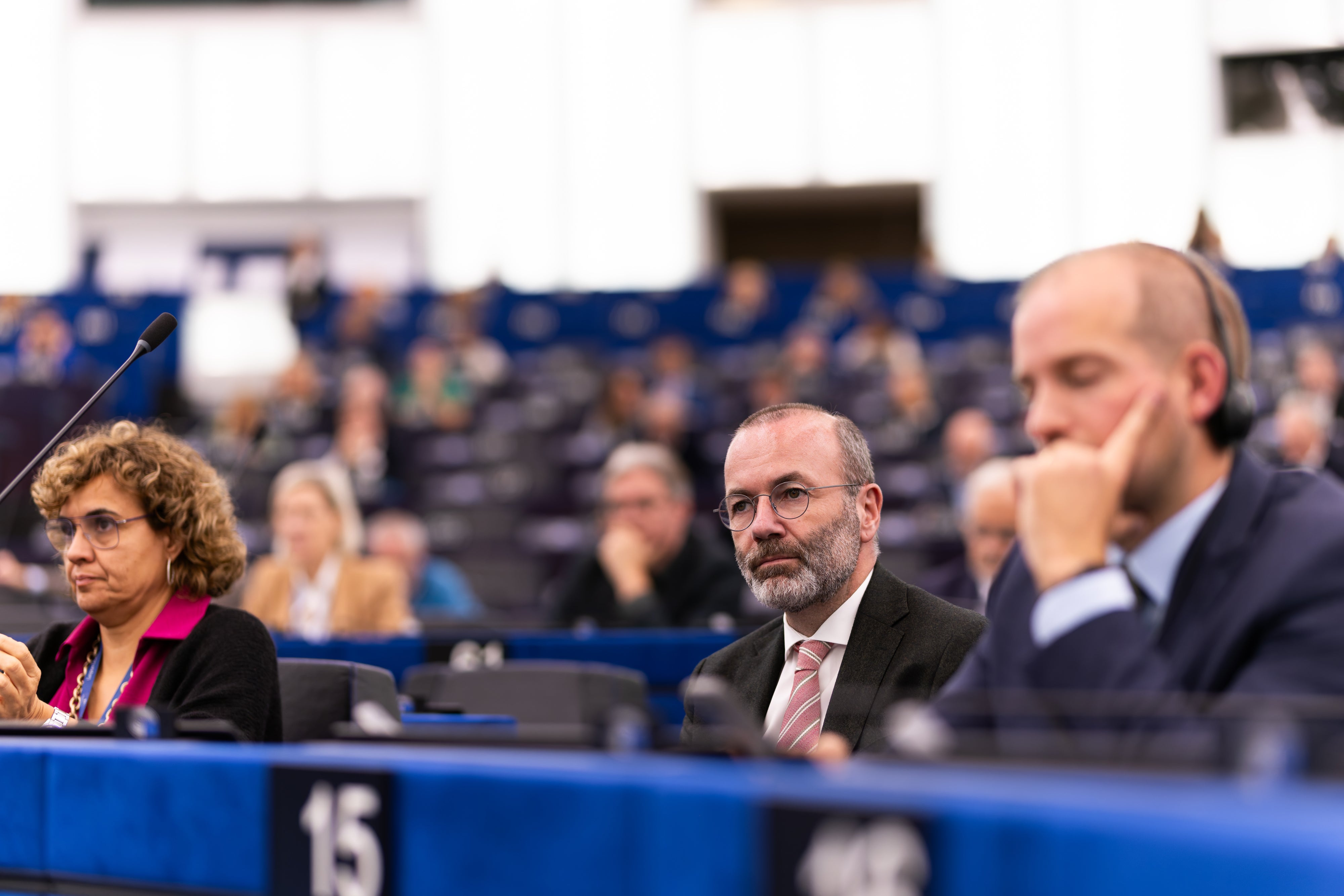  Der Vorsitzende der EVP-Fraktion, Manfred Weber (Mitte), während einer Plenarsitzung des Europäischen Parlaments in Straßburg, Frankreich, am 6. Oktober 2025.