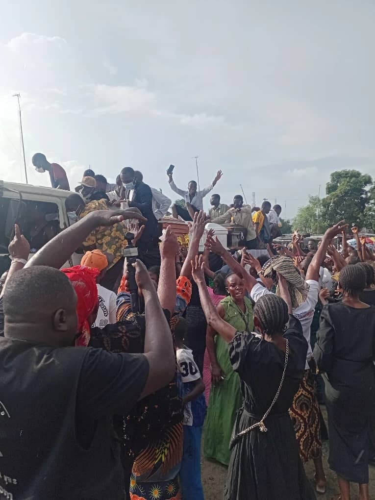 Des personnes assistant aux funérailles des sept victimes de l'attaque sur Nkana du 23 novembre 2025 à Makulu, en Republique démocratique du Congo, le 5 décembre 2025.