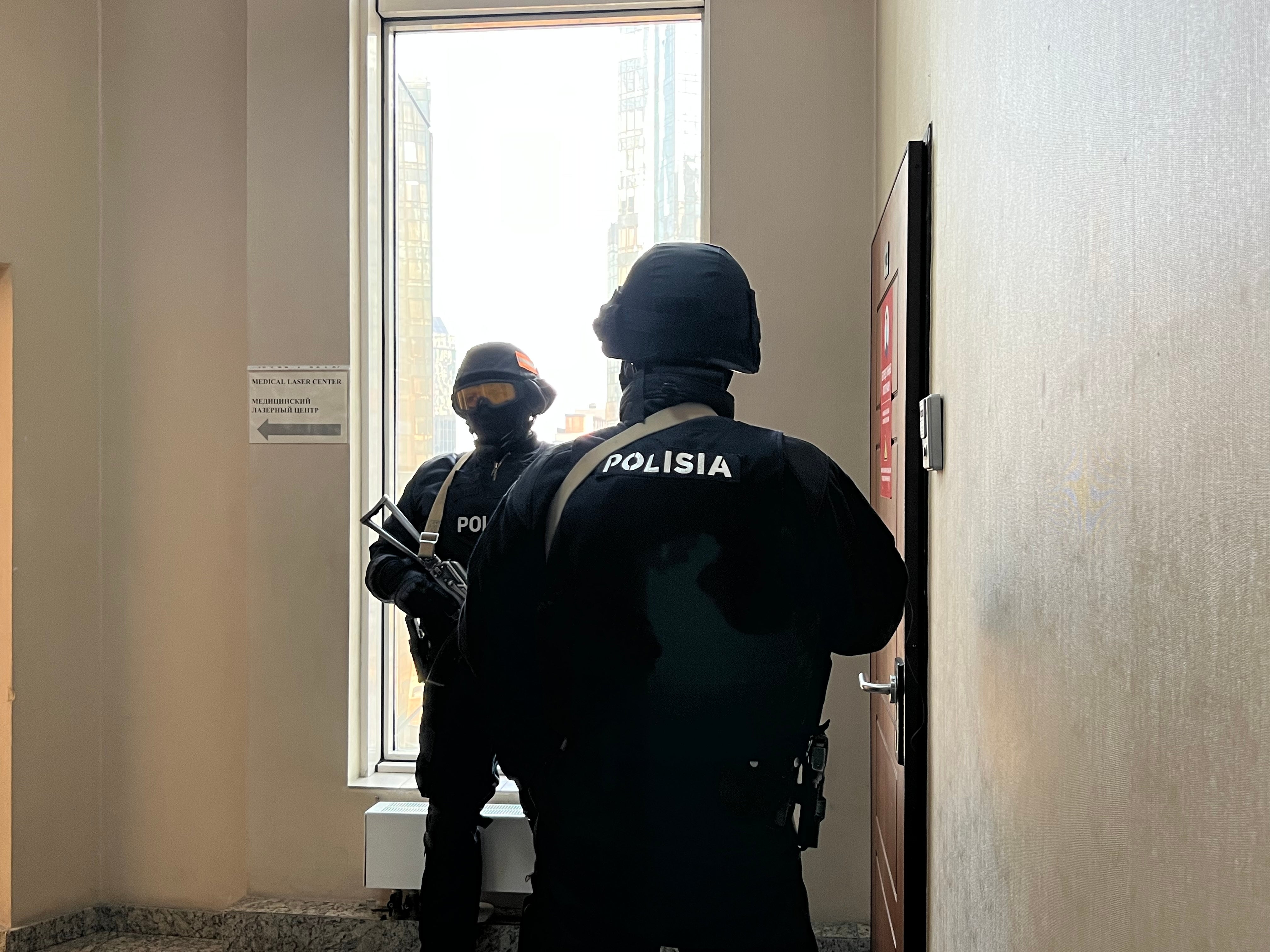 Сотрудники СОБРа у входа в редакцию Orda.kz в Алматы (Казахстан) во время обыска в помещении 1 декабря 2025 года после того, как было возбуждено уголовное дело в отношении главного редактора издания Гульнары Бажкеновой якобы за «распространение заведомо ложных сведений».