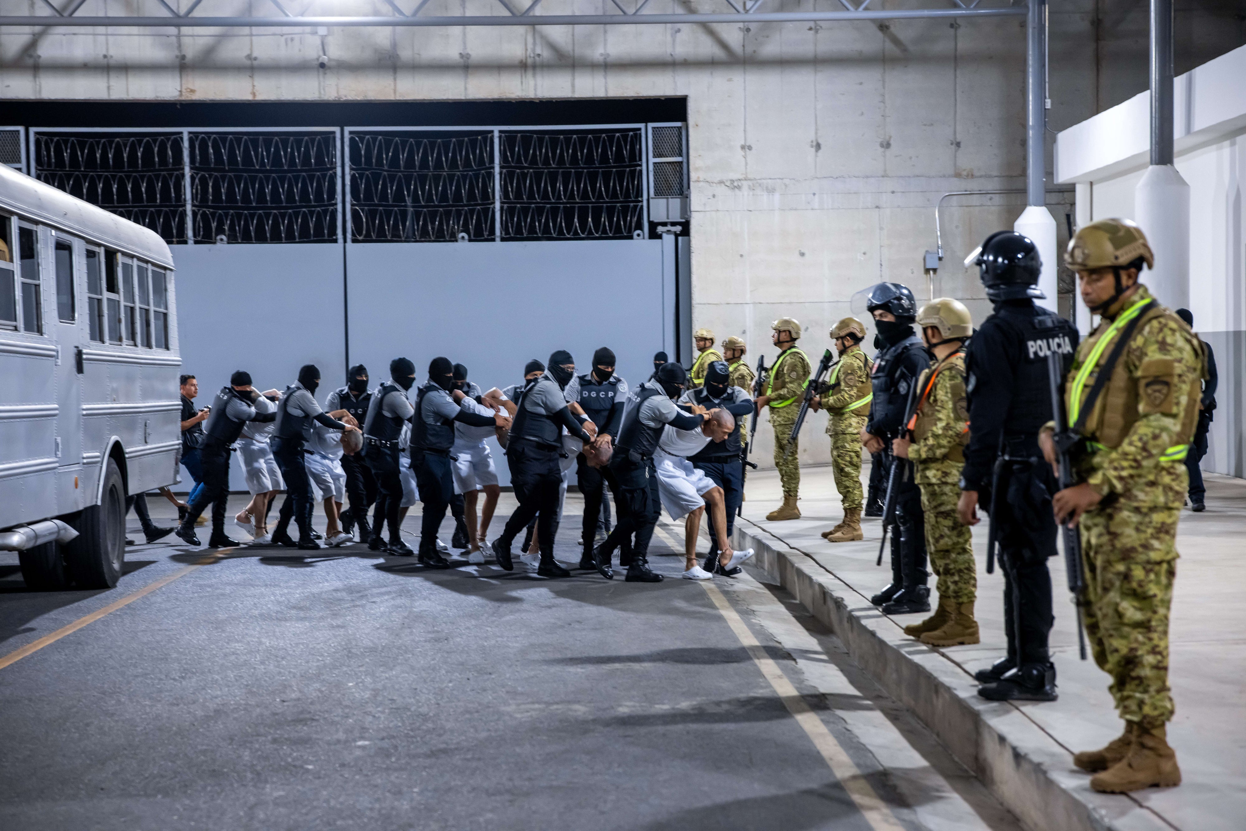 Des ressortissants vénézuéliens et salvadoriens expulsés par les États-Unis étaient transférés vers le Centre de confinement du terrorisme (CECOT), une prison située à Tecoluca, à l’est de San Salvador, la capitale du Salvador, le 31 mars 2025.