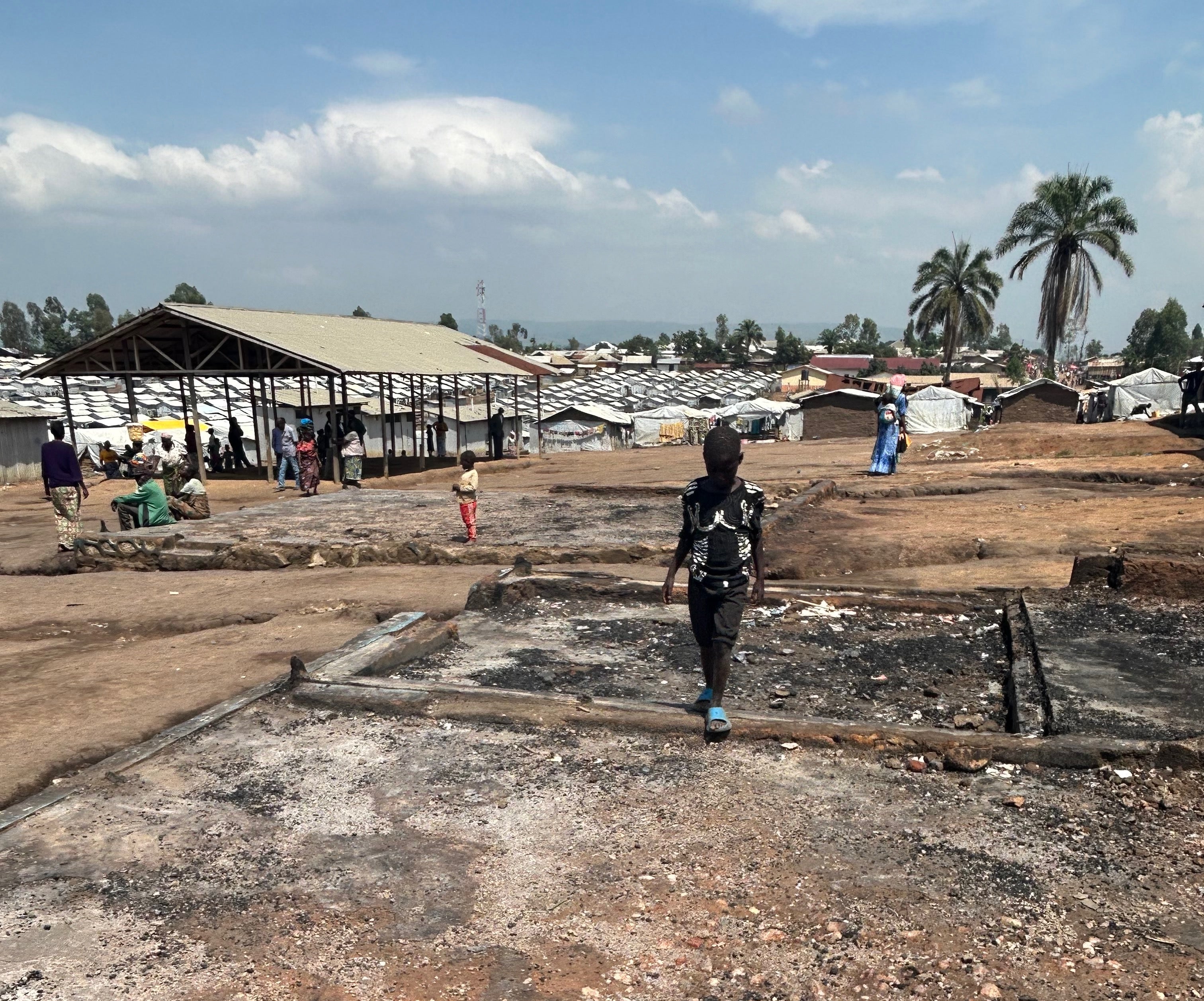 Les vestiges d’un « espace sûr » mis en place par l'organisation SOFEPADI pour des survivantes de violences sexuelles dans le camp de personnes déplacées de Kigonze à Bunia, en République démocratique du Congo, puis incendié par des combattants le 7 novembre 2025.
