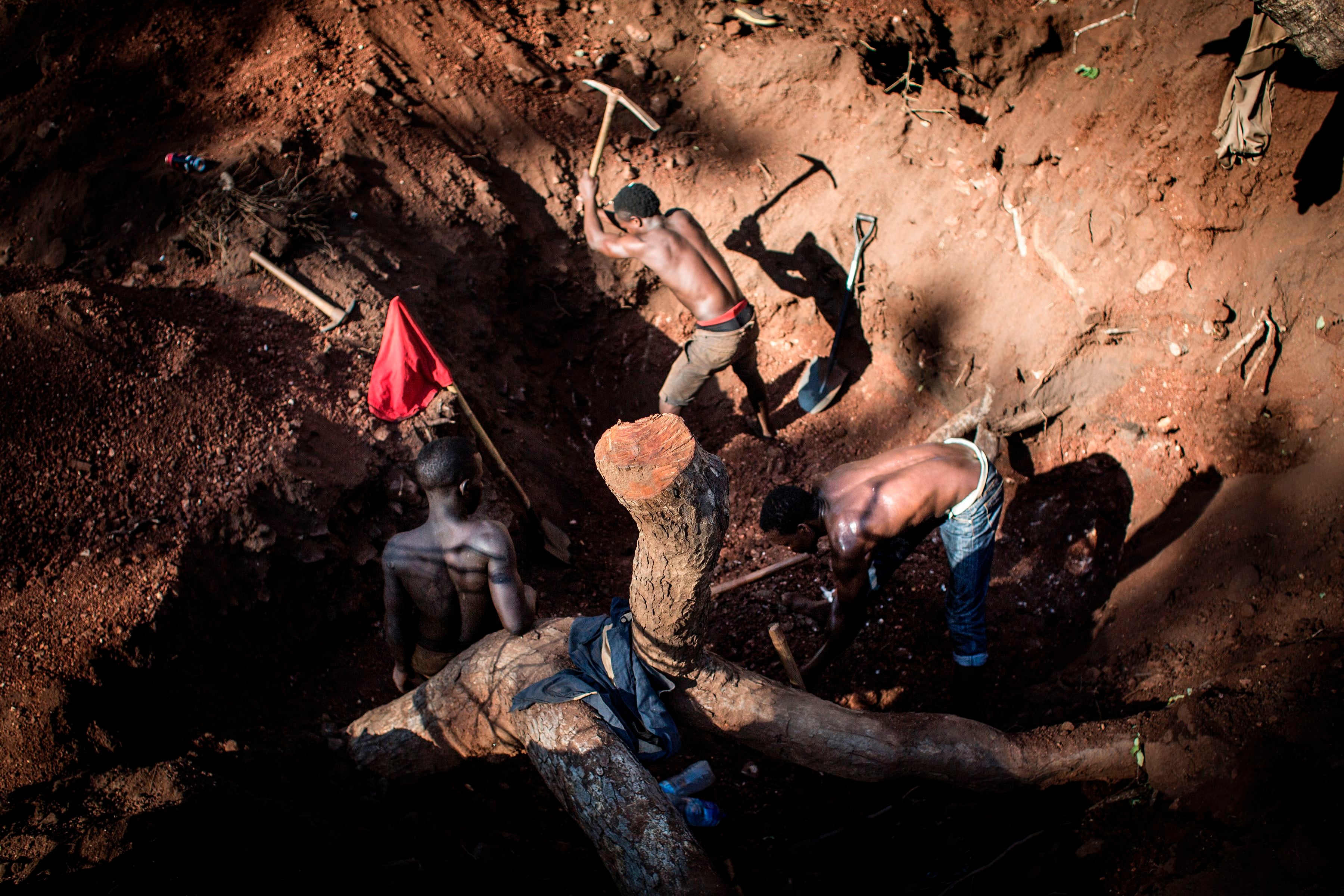 Des mineurs artisanaux utilisaient des pioches pour briser des roches dans l’espoir d’en extraire de l’or, dans une fosse située  à la périphérie de Montepuez, au Mozambique, le 15 février 2017. 