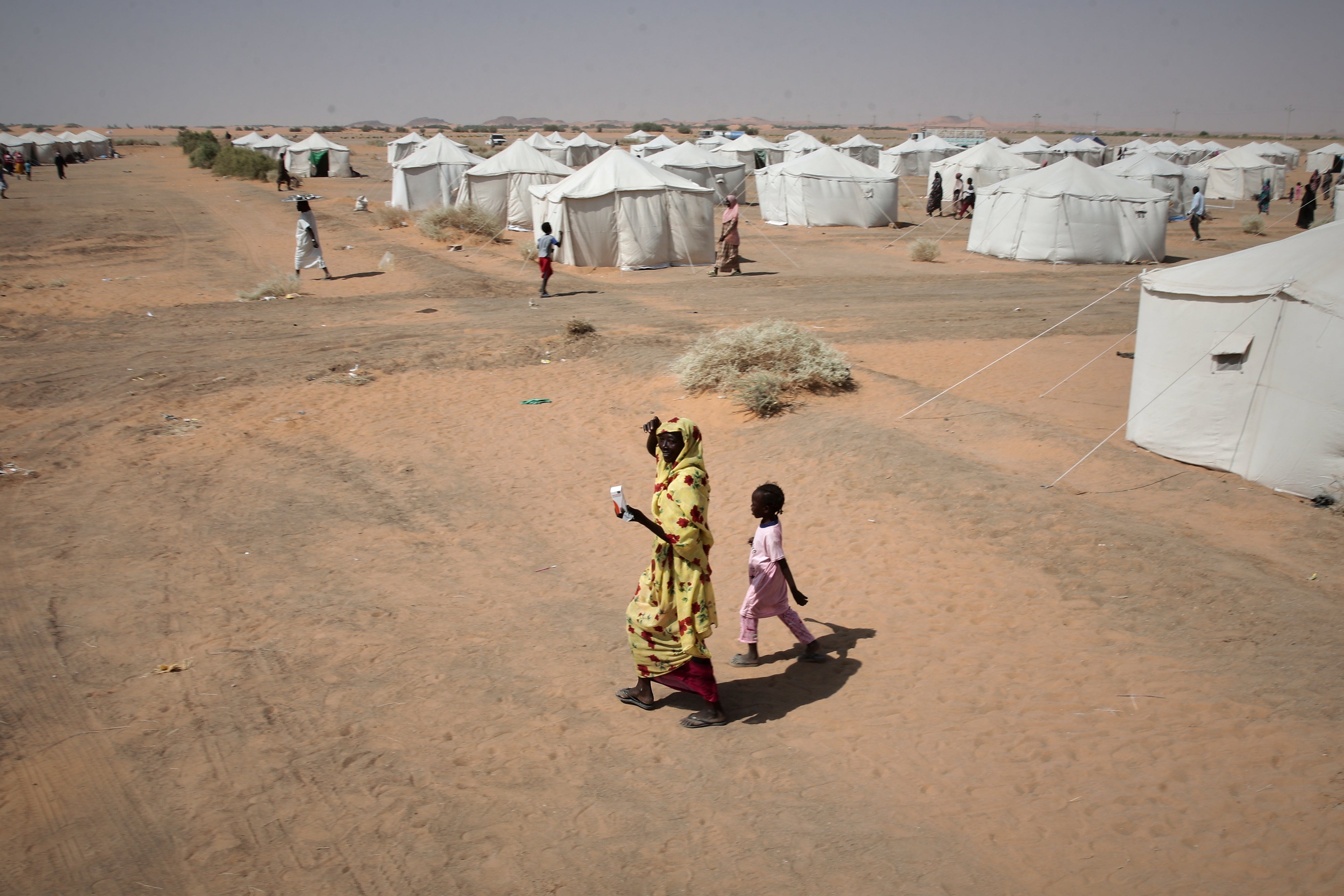 نازحون من دارفور في مخيم العفاض في مدينة الدبة، السودان، 13 نوفمبر/تشرين الثاني 2025.