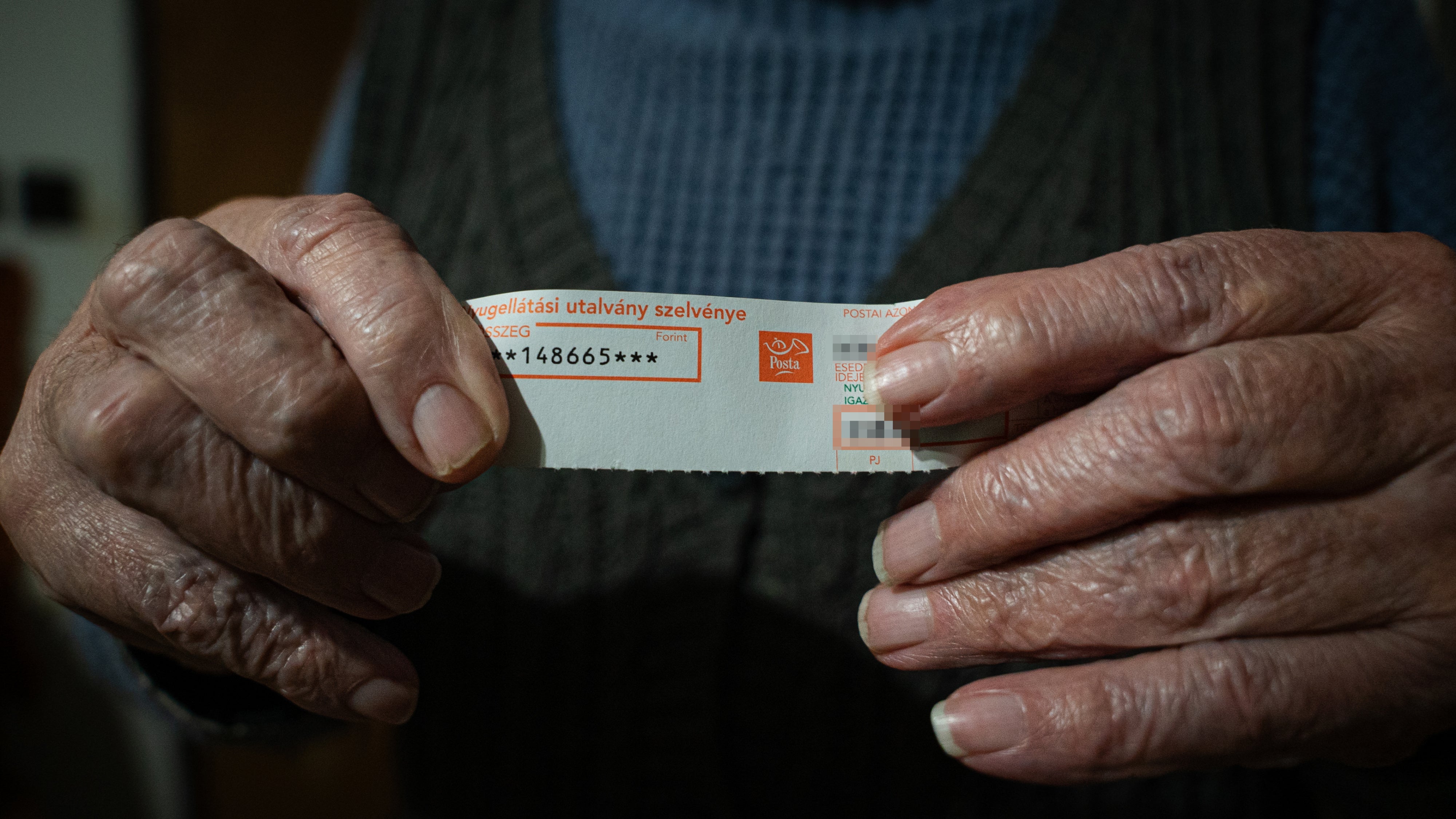 Béla, nyugdíjas mezőgazdasági munkás, egy cédulát tart a kezében, mely igazolja havi 148 665 forintos (376 eurós) nyugdíját. Szabolcs-Szatmár-Bereg megye, 2025 november.