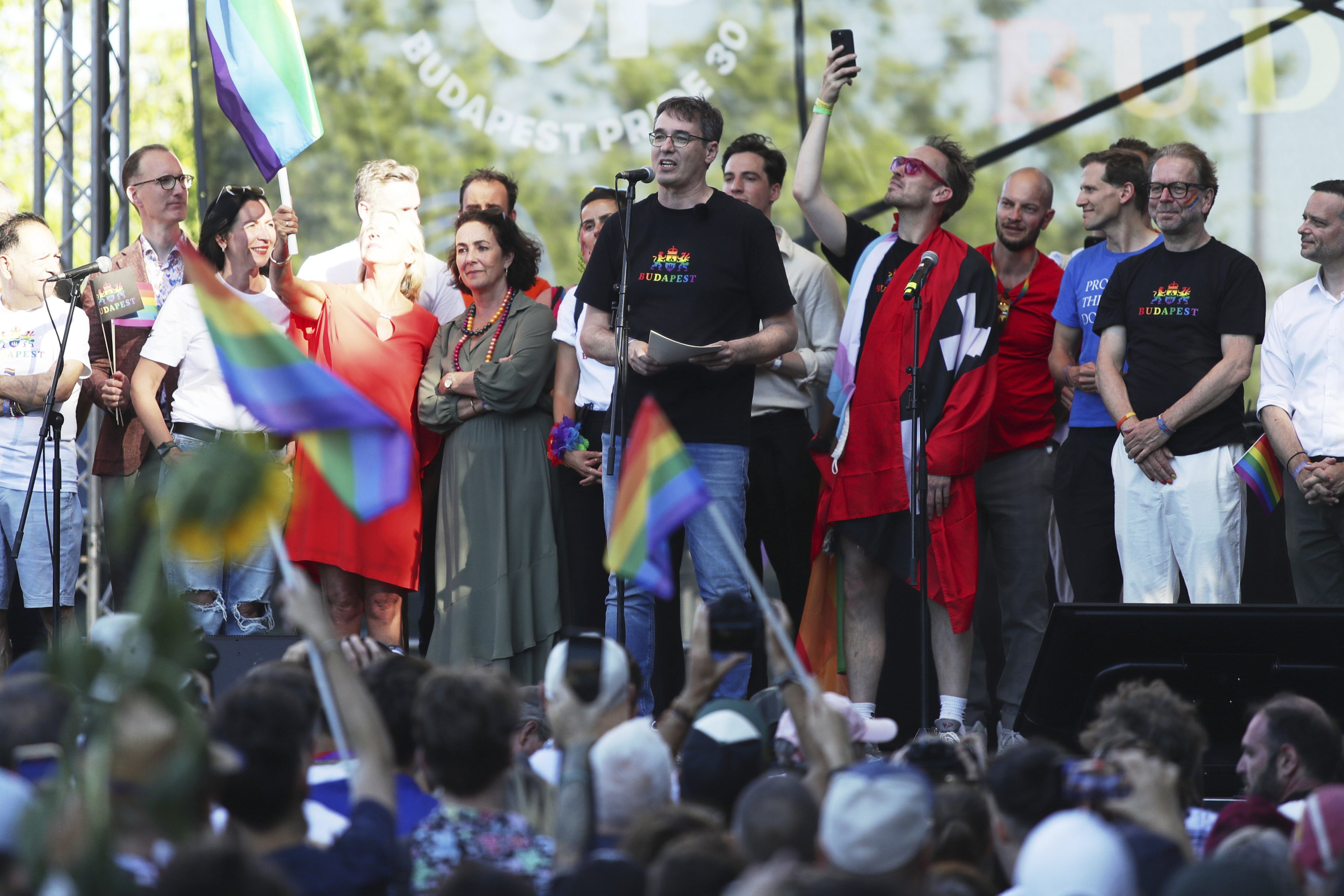 Budapests Bürgermeister Gergely Karacsony (Bildmitte) spricht zu den Teilnehmer*innen der Pride-Parade in Budapest, Ungarn, am Samstag, 28. Juni 2025.