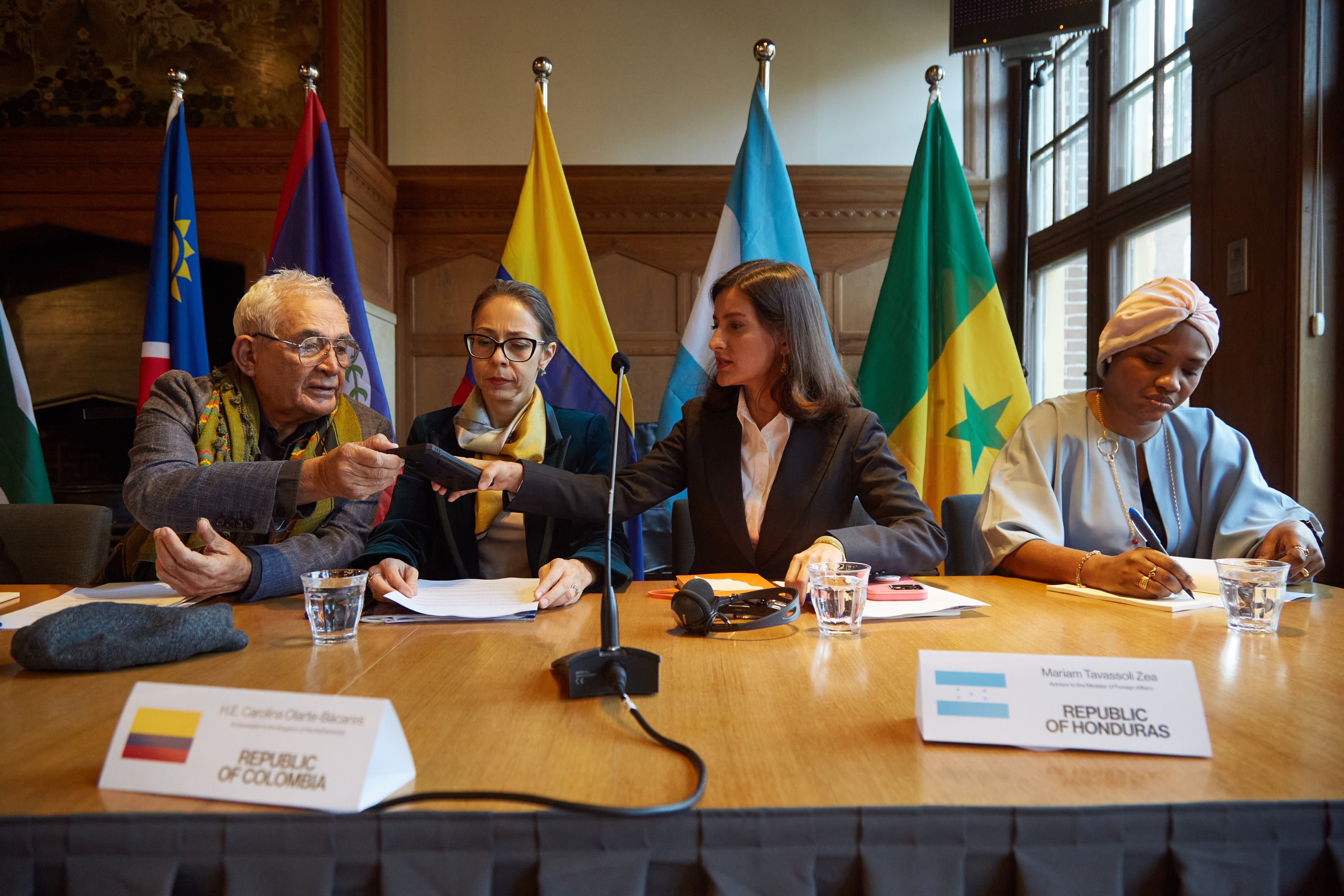 Vertreter*innen aus Belize, Kolumbien, den Niederlanden, Honduras und Senegal bei einer Pressekonferenz der Den Haager Gruppe, organisiert von The Progressive International, in Den Haag, Niederlande, 31. Januar 2025.